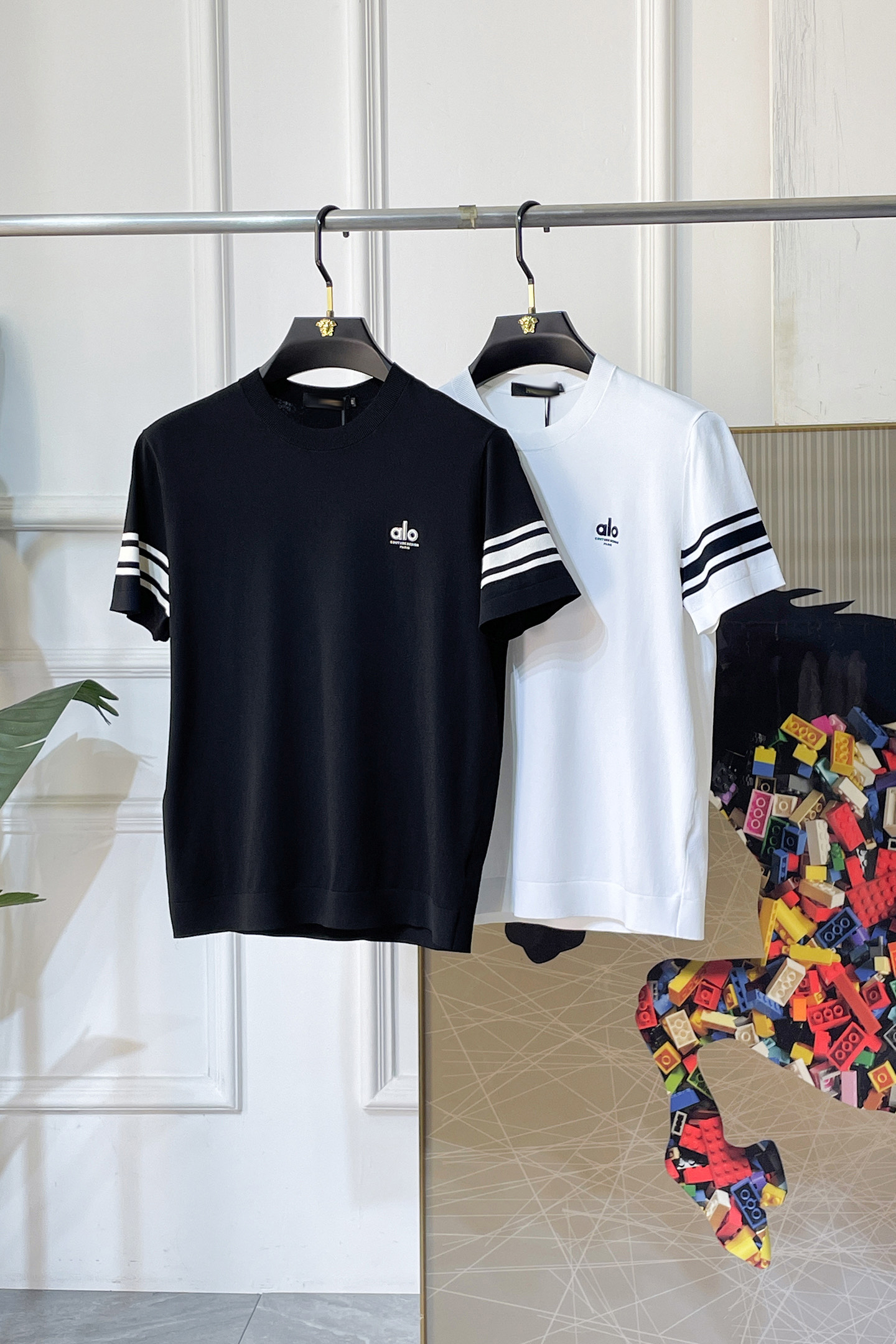 NO:757657,alo - 2026ss Year of the Horse spring and summer latest popular high-quality knitted short-sleeved T-shirt, customized imported soft Yilite fabric, embellished with fashionable big-name element logos, breathable fabric, delicate and soft texture, cool and smooth next to the body. Moisture-wicking, simple and generous yet fashionable, three-dimensional tailoring, super stylish upper body!  A must-have for fashionistas. Available in sizes M-3XL, with a maximum wearable size!  ,,T-shirt,tees,t-shirt,19860909alo - 2026ss马年春夏最新大爆款精品针织短袖T恤,定制进口轻柔伊力特面料,时尚大牌元素logo点缀,会呼吸的面料,质感细腻柔软,贴身冰爽顺滑.吸湿排汗,简约大方又不失时尚,版型立体裁剪,上身超有型！时尚潮人必备款 尺码M-3XL 最大可穿可穿斤！,,T-shirt,tees，t-shirt,,Men's clothing