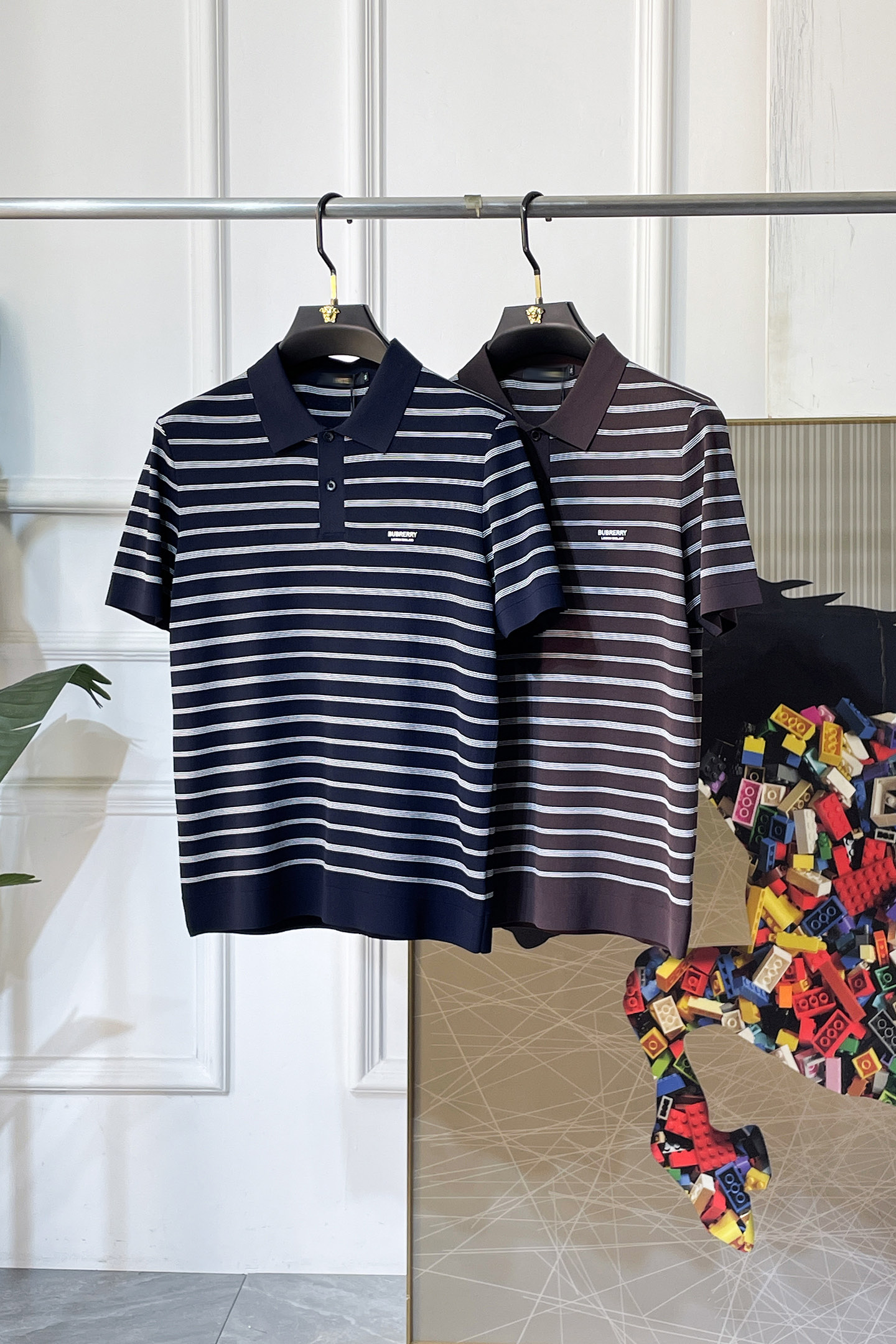 NO:757687,Burberry - 2026ss Year of the Horse Spring and Summer's latest hot-selling boutique knitted short-sleeved T-shirt, made of customized imported soft Yilite fabrics, embellished with fashionable big-name element logos, breathable fabrics, delicate and soft texture, cool and smooth against the body. Moisture-wicking, simple and elegant yet fashionable, three-dimensional tailoring, super stylish upper body!  A must-have for fashionistas. Available in sizes M-3XL, with a maximum wearable size!  ,,burberry,T-shirt,tees,t-shirt,19860909巴宝莉 - 2026ss马年春夏最新大爆款精品针织短袖T恤,定制进口轻柔伊力特面料,时尚大牌元素logo点缀,会呼吸的面料,质感细腻柔软,贴身冰爽顺滑.吸湿排汗,简约大方又不失时尚,版型立体裁剪,上身超有型！时尚潮人必备款 尺码M-3XL 最大可穿可穿斤！,,burberry,T-shirt,tees，t-shirt,,Men's clothing