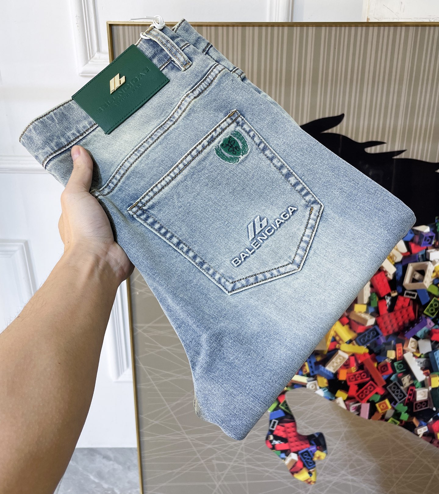 NO:757744,Balenciaga - 2026ss Spring and Summer hot-selling jeans for the Year of the Horse. Original 1:1 production, a perfect choice for daily necessities, simple and stylish, custom imported denim fabric, heavy washing process, complex workmanship and exquisite craftsmanship. Easily cater to the needs of the four seasons, soft and elastic to the touch, smooth and neat, original accessories and hardware, comfortable upper body, very easy to wear and durable, size 29-38,, balenciaga, jeans,19860909巴黎世家 - 2026ss马年春夏大爆款牛仔裤.原单1:1制作,日常必备的完美之选,简单大气亦时尚有型,定制进口丹宁面料 ,重工洗水工艺,做工复杂工艺精湛.轻松迎合四季需要,手感柔软带弹力,流畅利落,原版辅料五金,上身舒适非常易搭耐看码数29-38,,balenciaga,jeans,,Men's clothing