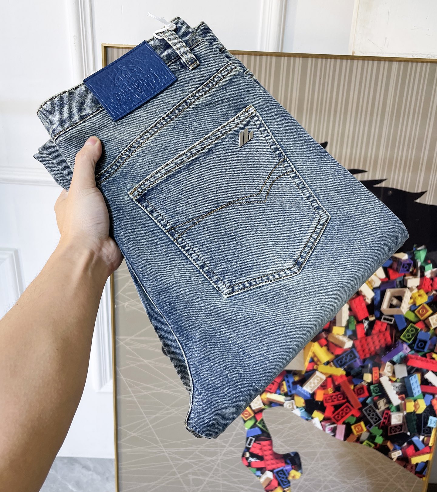 NO:757751,Balenciaga - 2026ss Spring and Summer hot-selling straight jeans for the Year of the Horse. Original 1:1 production, the perfect choice for daily necessities, simple and elegant, fashionable and stylish, customized imported denim fabric, heavy washing process, complex workmanship and exquisite craftsmanship. Easily cater to the needs of the four seasons, soft and elastic to the touch, smooth and neat, original accessories and hardware, comfortable upper body, very easy to wear and durable, size 29-38,, balenciaga, jeans,19860909巴黎世家 - 2026ss马年春夏大爆款直筒牛仔裤.原单1:1制作,日常必备的完美之选,简单大气亦时尚有型,定制进口丹宁面料 ,重工洗水工艺,做工复杂工艺精湛.轻松迎合四季需要,手感柔软带弹力,流畅利落,原版辅料五金,上身舒适非常易搭耐看码数29-38,,balenciaga,jeans,,Men's clothing