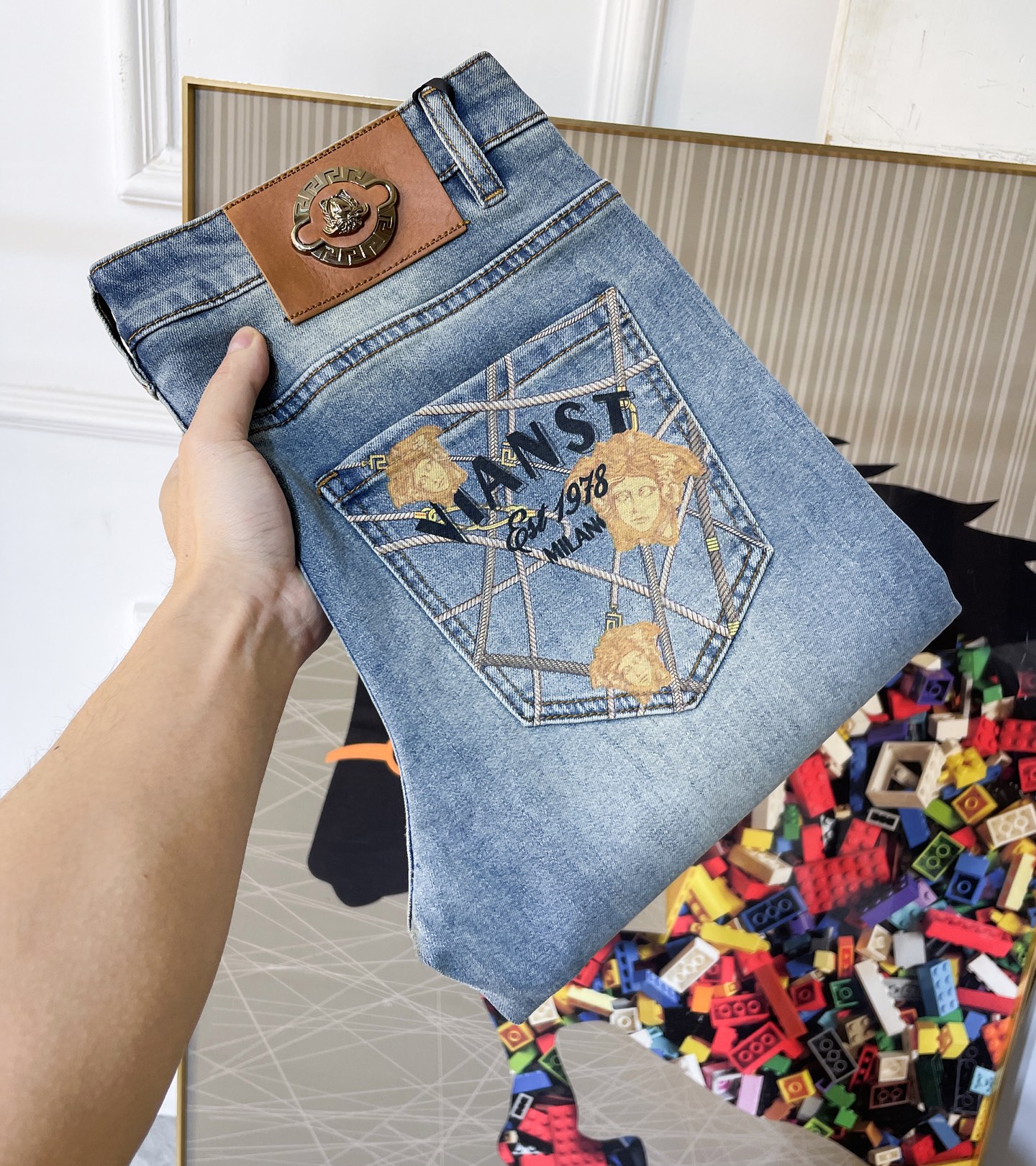 NO:757758,Versace - 2026ss hot spring and summer jeans for the Year of the Horse. Original 1:1 production, the perfect choice for daily necessities, simple and elegant, fashionable and stylish, customized imported denim fabric, heavy washing process, complex workmanship and exquisite craftsmanship. Easily cater to the needs of the four seasons, soft and elastic to the touch, smooth and neat, original accessories and hardware, comfortable upper body, very easy to wear and durable, size 29-38, versace, jeans,19860909范思哲 - 2026ss马年春夏大爆款牛仔裤.原单1:1制作,日常必备的完美之选,简单大气亦时尚有型,定制进口丹宁面料 ,重工洗水工艺,做工复杂工艺精湛.轻松迎合四季需要,手感柔软带弹力,流畅利落,原版辅料五金,上身舒适非常易搭耐看码数29-38,,versace,jeans,,Men's clothing