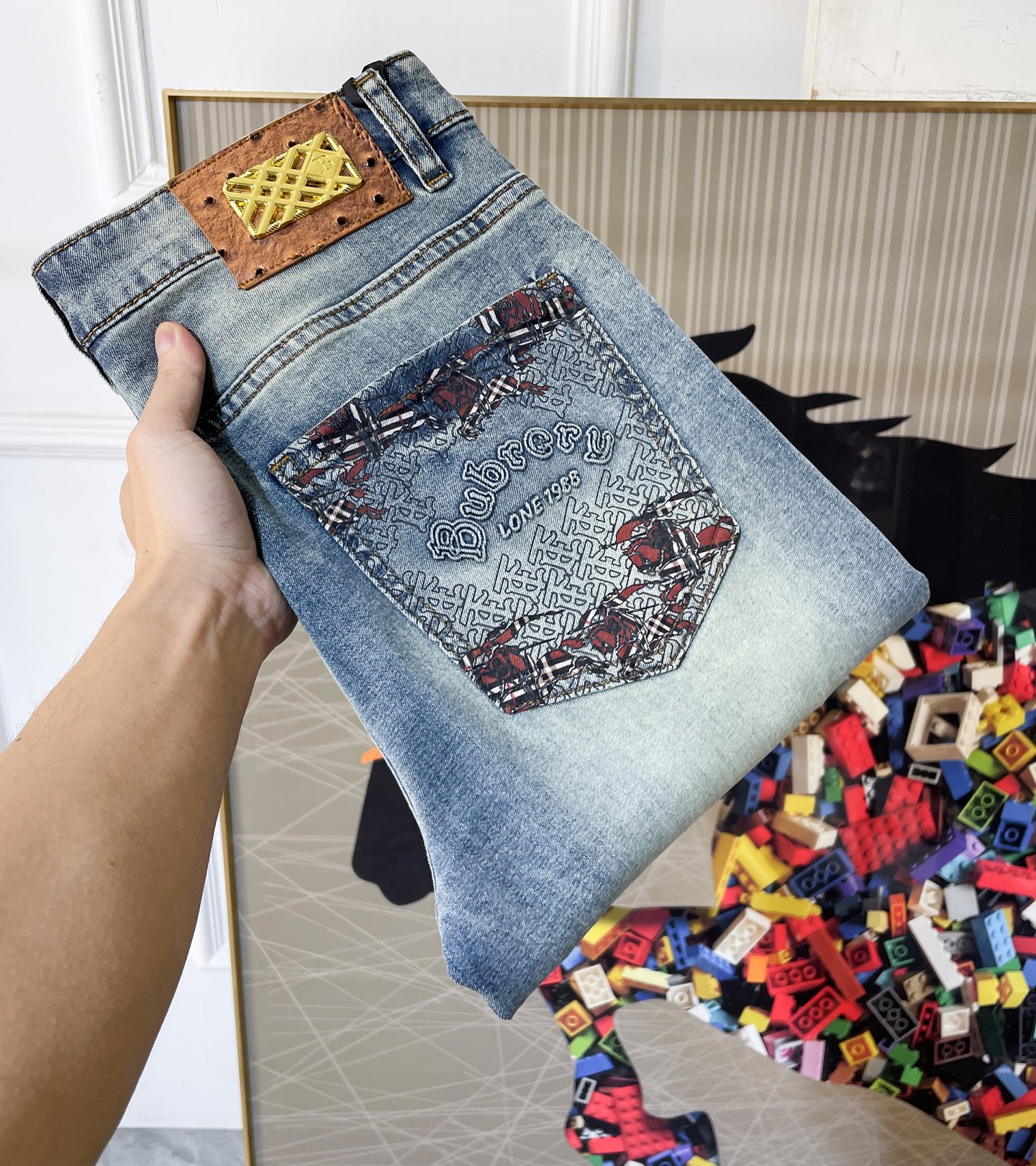 NO:757764,Balenciaga - 2026ss Spring and Summer hot-selling jeans for the Year of the Horse. Original 1:1 production, a perfect choice for daily necessities, simple and stylish, custom imported denim fabric, heavy washing process, complex workmanship and exquisite craftsmanship. Easily cater to the needs of the four seasons, soft and elastic to the touch, smooth and neat, original accessories and hardware, comfortable upper body, very easy to wear and durable, size 29-38,, balenciaga, jeans,19860909巴黎世家 - 2026ss马年春夏大爆款牛仔裤.原单1:1制作,日常必备的完美之选,简单大气亦时尚有型,定制进口丹宁面料 ,重工洗水工艺,做工复杂工艺精湛.轻松迎合四季需要,手感柔软带弹力,流畅利落,原版辅料五金,上身舒适非常易搭耐看码数29-38,,balenciaga,jeans,,Men's clothing