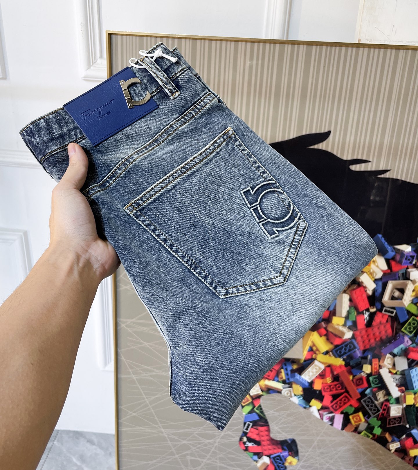 NO:760629,Ferragamo - 2026ss hot spring and summer jeans for the Year of the Horse. Made from original 1:1, perfect for daily use, simple and stylish, custom imported denim fabric, heavy washing process, complex workmanship and exquisite craftsmanship. Easily cater to the needs of the four seasons, soft and elastic to the touch, smooth and neat, original accessories and hardware, comfortable upper body, very easy to wear and durable, size 29-38,,ferragamo,jeans,19860909菲拉格慕 - 2026ss马年春夏大爆款牛仔裤.原单1:1制作,日常必备的完美之选,简单大气亦时尚有型,定制进口丹宁面料 ,重工洗水工艺,做工复杂工艺精湛.轻松迎合四季需要,手感柔软带弹力,流畅利落,原版辅料五金,上身舒适非常易搭耐看码数29-38,,ferragamo,jeans,,Men's clothing