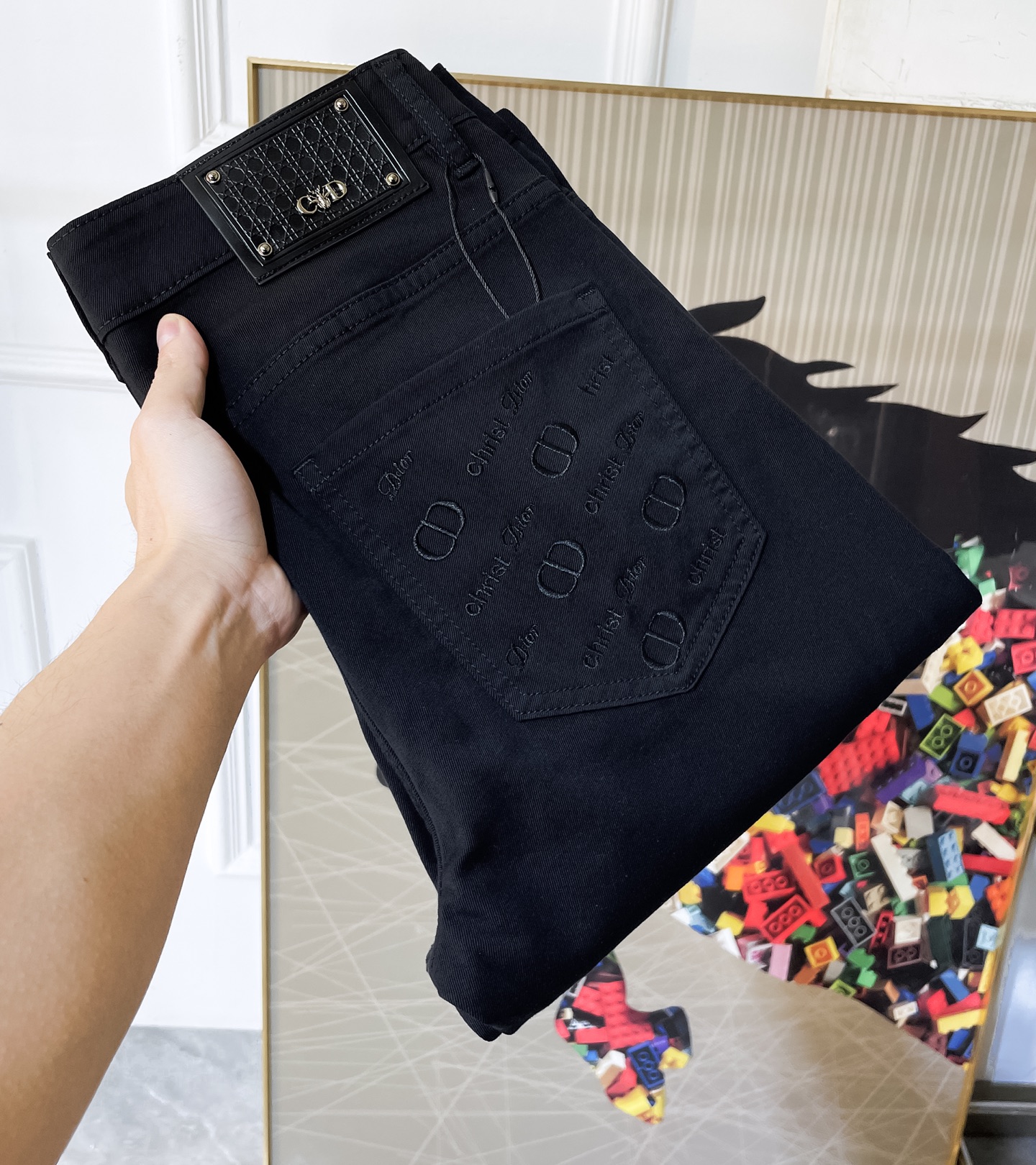 NO:760636,Dior - 2026ss hot spring and summer jeans for the Year of the Horse. Made from original 1:1, perfect for daily essentials, simple and stylish, custom imported denim fabric, heavy washing process, complex workmanship and exquisite craftsmanship. Easily cater to the needs of the four seasons, soft and elastic to the touch, smooth and neat, original accessories and hardware, comfortable upper body, very easy to wear and durable, size 29-38,, dior, jeans,19860909迪奥 - 2026ss马年春夏大爆款牛仔裤.原单1:1制作,日常必备的完美之选,简单大气亦时尚有型,定制进口丹宁面料 ,重工洗水工艺,做工复杂工艺精湛.轻松迎合四季需要,手感柔软带弹力,流畅利落,原版辅料五金,上身舒适非常易搭耐看码数29-38,,dior,jeans,,Men's clothing