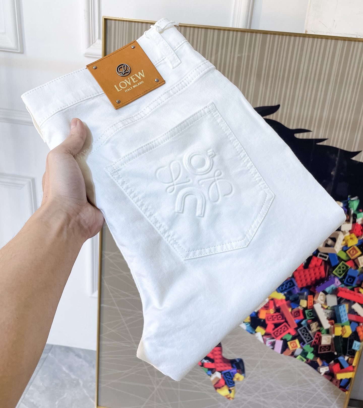 NO:760645,Loewe - 2026ss hot spring and summer jeans for the Year of the Horse. Original 1:1 production, a perfect choice for daily necessities, simple and elegant, fashionable and stylish, customized imported denim fabric, heavy washing process, complex workmanship and exquisite craftsmanship. Easily cater to the needs of the four seasons, soft and elastic to the touch, smooth and neat, original accessories and hardware, comfortable upper body, very easy to wear and durable, size 29-38,, loewe, jeans,19860909罗意威 - 2026ss马年春夏大爆款牛仔裤.原单1:1制作,日常必备的完美之选,简单大气亦时尚有型,定制进口丹宁面料 ,重工洗水工艺,做工复杂工艺精湛.轻松迎合四季需要,手感柔软带弹力,流畅利落,原版辅料五金,上身舒适非常易搭耐看码数29-38,,loewe,jeans,,Men's clothing