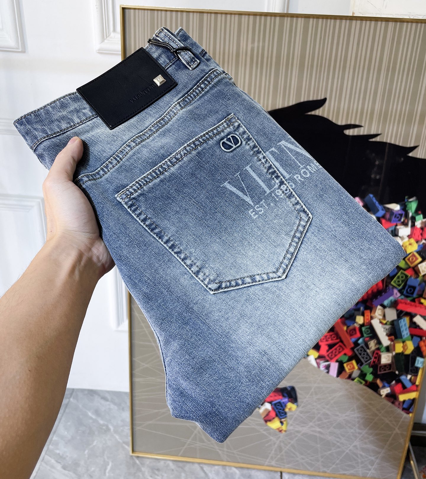 NO:760651,Valentino - 2026ss hot spring and summer jeans for the Year of the Horse. Original 1:1 production, a perfect choice for daily necessities, simple and elegant, fashionable and stylish, customized imported denim fabric, heavy washing process, complex workmanship and exquisite craftsmanship. Easily cater to the needs of the four seasons, soft and elastic to the touch, smooth and neat, original accessories and hardware, comfortable upper body, very easy to wear and durable, code number 29-38,,valentino,jeans,19860909华伦天奴 - 2026ss马年春夏大爆款牛仔裤.原单1:1制作,日常必备的完美之选,简单大气亦时尚有型,定制进口丹宁面料 ,重工洗水工艺,做工复杂工艺精湛.轻松迎合四季需要,手感柔软带弹力,流畅利落,原版辅料五金,上身舒适非常易搭耐看码数29-38,,valentino,jeans,,Men's clothing