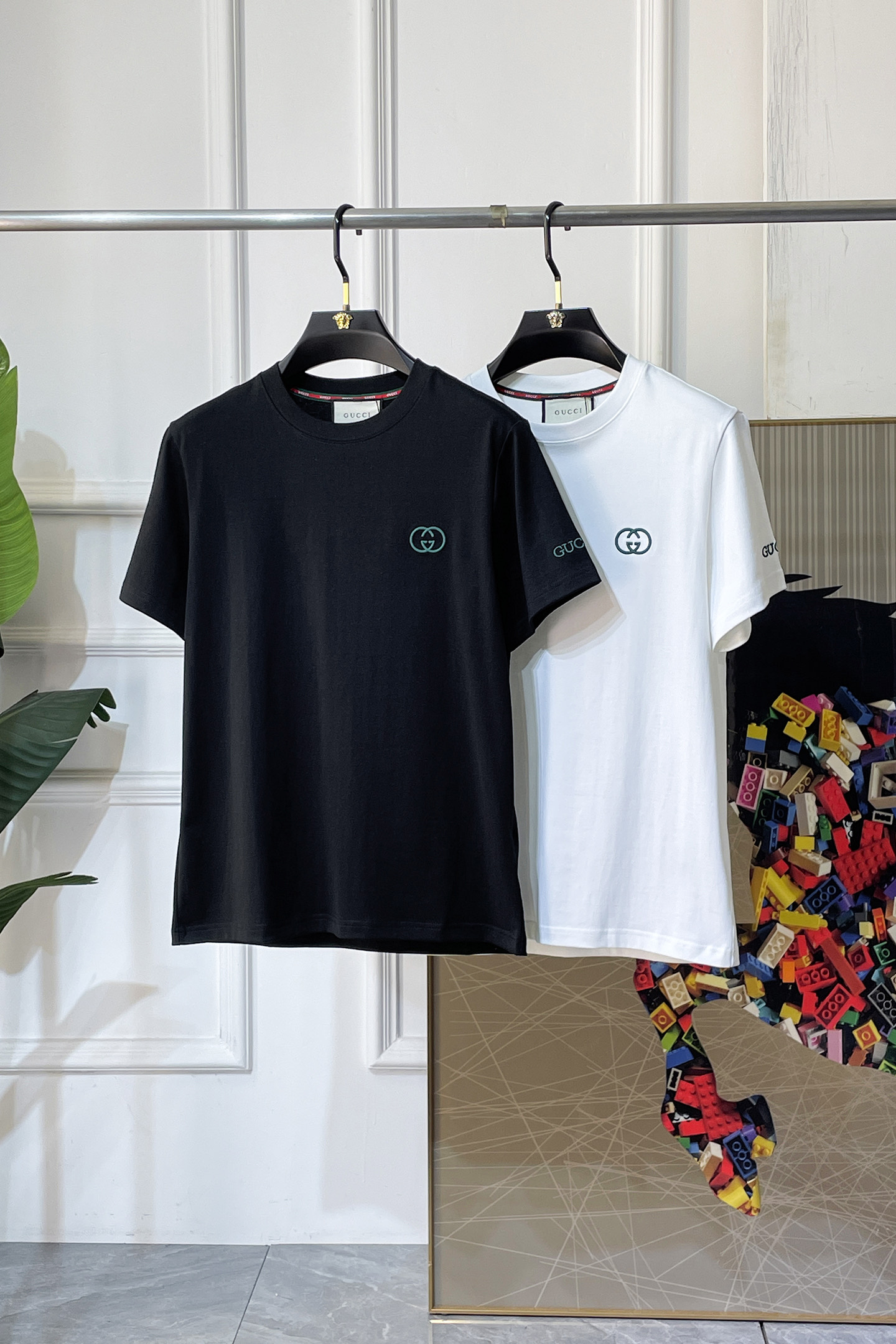 NO:757809,Gucci - 2026 Year of the Horse spring and summer new men's wide-edition short-sleeved T-shirt, urban casual style, a highly designed item, top-grade foreign merchants provide customized cotton fabrics, extremely comfortable and breathable, positive skin-friendly, subverting the comfort experience brought by traditional fabrics, exquisite craftsmanship and accessories. The brand LOGO pattern on the chest is made with unique craftsmanship, with strong style. Original tailoring, meticulous detail processing better highlights its quality. Loose size S-XXL  Can wear up to 210 pounds!  ,,T-shirt,tees,t-shirt,19860909古奇 - 2026马年春夏新款男士阔版短袖T恤,都市休闲风格,极具设计感的一款单品,顶级外商客供定制棉面料,上手极微舒适透气,亲肤性积极,颠覆传统面料所带来的舒适体验,工艺辅料考究.胸前品牌LOGO图案以独特工艺制作而成,风格性极强.原版剪裁,一丝不苟细节处理更佳彰显其品质.宽松尺码S-XXL 最大可穿210斤！,,T-shirt,tees，t-shirt,,Men's clothing