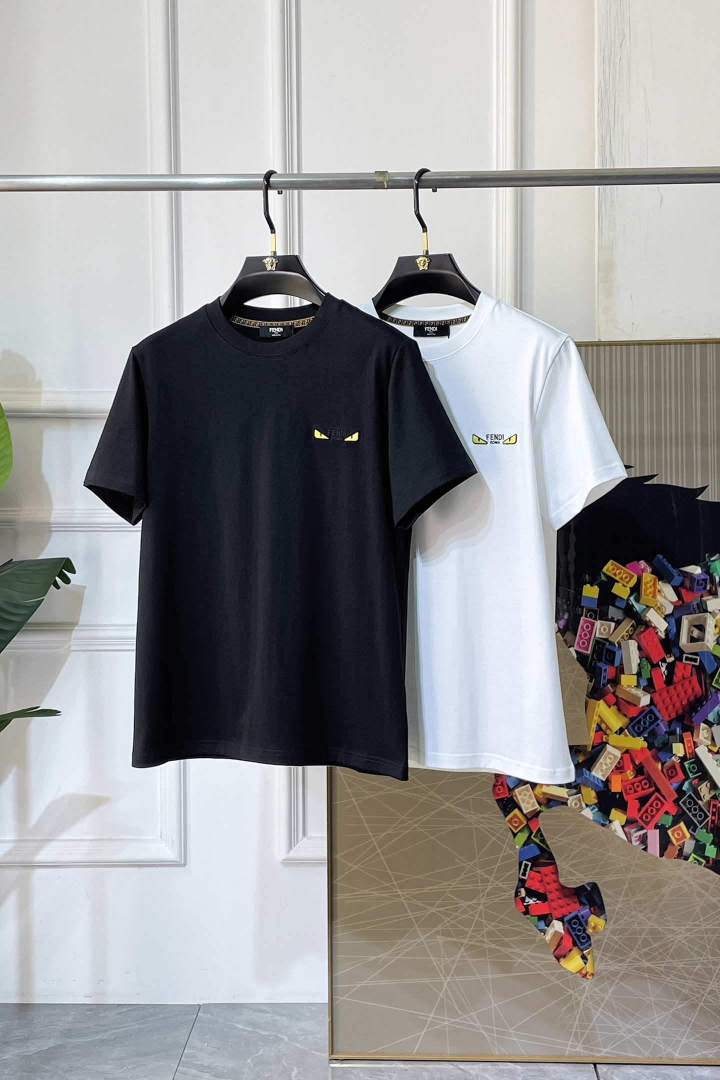 NO:757817,Fendi - 2026 Year of the Horse spring and summer new men's wide-edition short-sleeved T-shirt, urban casual style, a highly designed item, top-grade foreign merchants provide customized cotton fabrics, extremely comfortable and breathable, positive skin-friendly, subverting the comfort experience brought by traditional fabrics, exquisite craftsmanship and accessories. The brand LOGO pattern on the chest is made with unique craftsmanship, with strong style. Original tailoring, meticulous detail processing better highlights its quality. Loose size S-XXL  Can wear up to 210 pounds!  ,,fendi,T-shirt,tees,t-shirt,19860909芬迪 - 2026马年春夏新款男士阔版短袖T恤,都市休闲风格,极具设计感的一款单品,顶级外商客供定制棉面料,上手极微舒适透气,亲肤性积极,颠覆传统面料所带来的舒适体验,工艺辅料考究.胸前品牌LOGO图案以独特工艺制作而成,风格性极强.原版剪裁,一丝不苟细节处理更佳彰显其品质.宽松尺码S-XXL 最大可穿210斤！,,fendi,T-shirt,tees，t-shirt,,Men's clothing