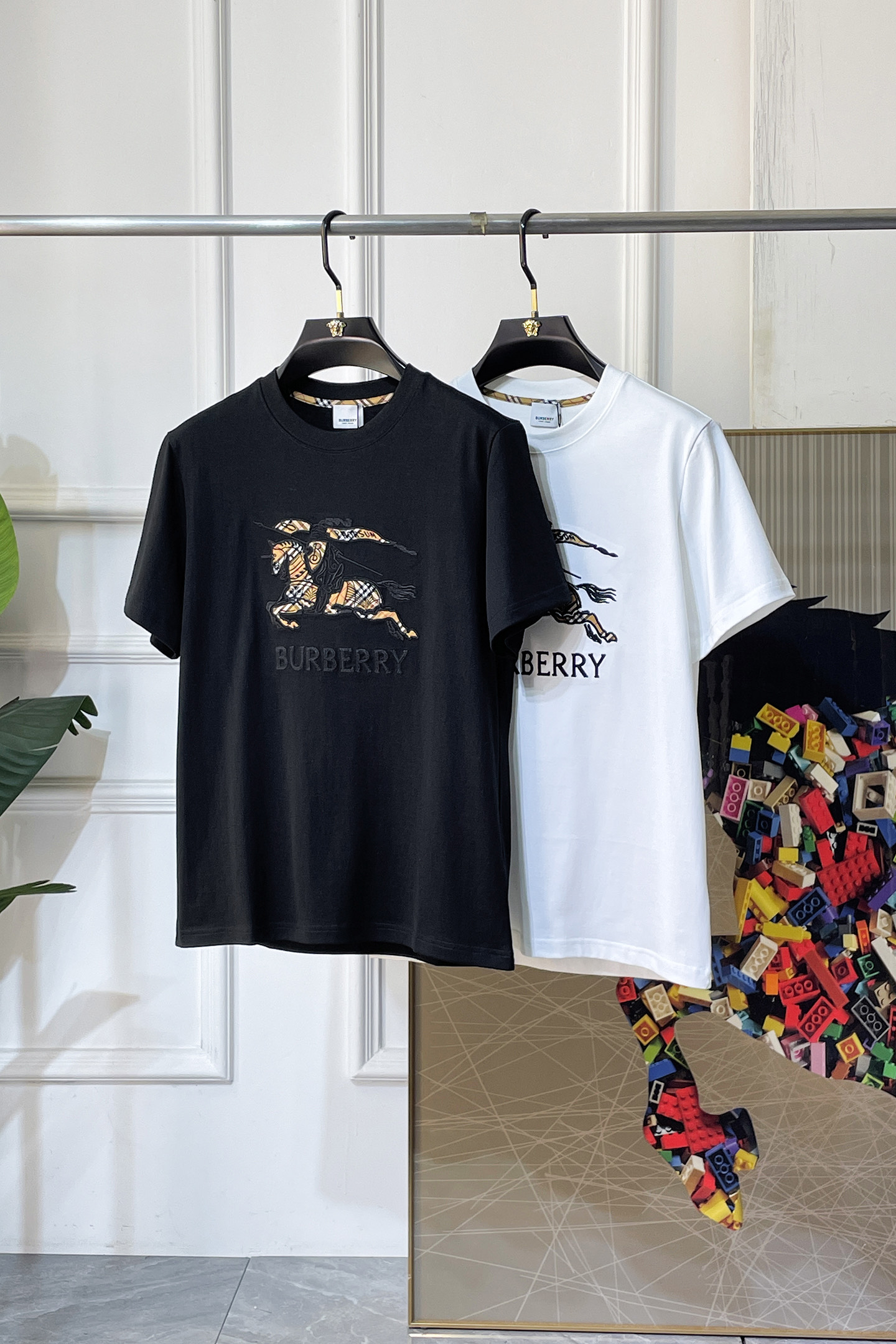 NO:849468,Burberry - 2026 Year of the Horse Spring and Summer New Men's Wide Short-Sleeved T-shirt, urban casual style, a highly designed item, top-grade foreign merchants provide customized cotton fabrics, extremely comfortable and breathable, positive skin-friendly, subverting the comfort experience brought by traditional fabrics, exquisite craftsmanship and accessories. The brand LOGO pattern on the chest is made with unique craftsmanship, with strong style. Original tailoring, meticulous detail processing better highlights its quality. Loose size S-XXL  Can wear up to 210 pounds!  ,,burberry,T-shirt,tees,t-shirt,19860909巴宝莉 - 2026马年春夏新款男士阔版短袖T恤,都市休闲风格,极具设计感的一款单品,顶级外商客供定制棉面料,上手极微舒适透气,亲肤性积极,颠覆传统面料所带来的舒适体验,工艺辅料考究.胸前品牌LOGO图案以独特工艺制作而成,风格性极强.原版剪裁,一丝不苟细节处理更佳彰显其品质.宽松尺码S-XXL 最大可穿210斤！,,burberry,T-shirt,tees，t-shirt,,Men's clothing