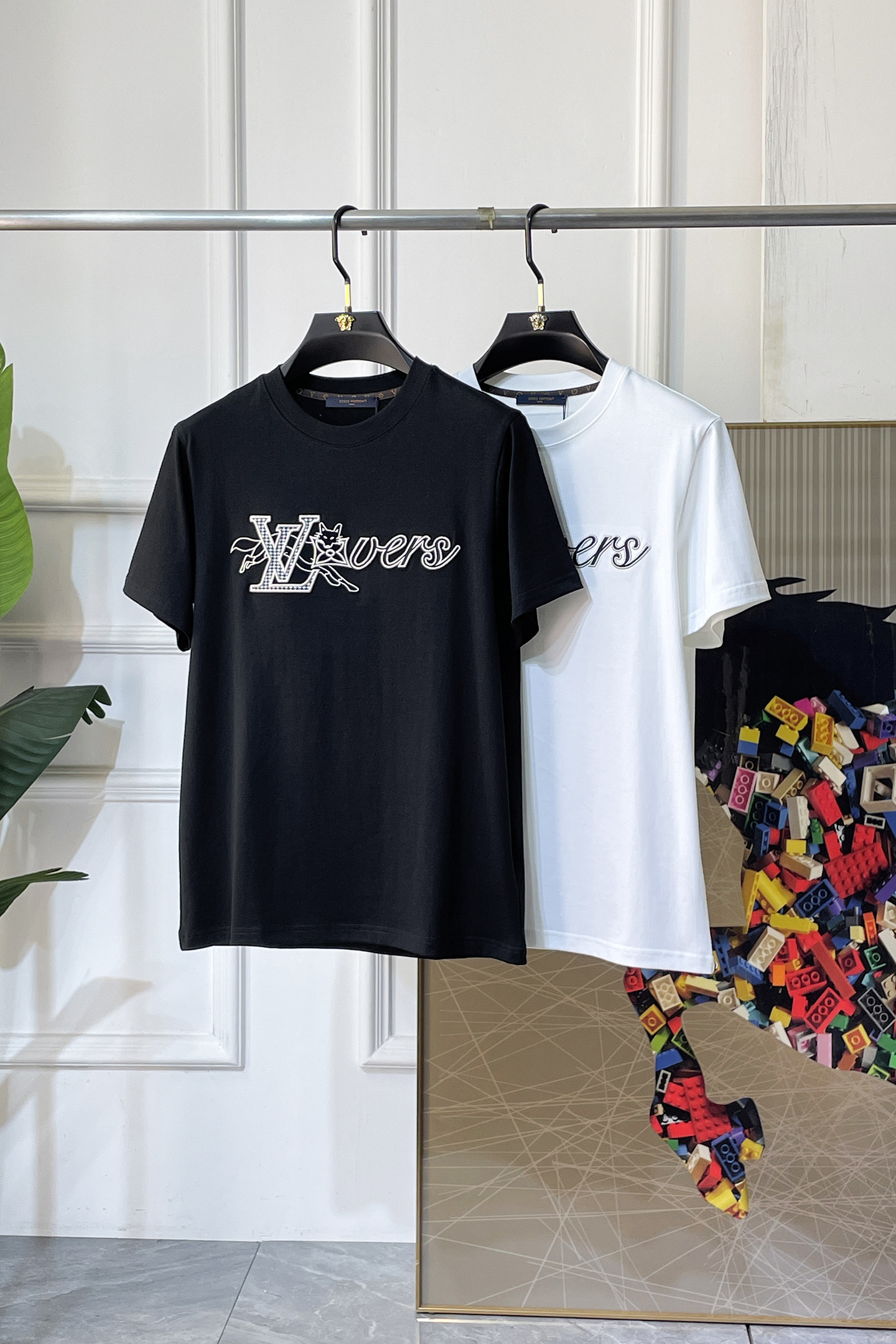 NO:760615,LV - 2026 Year of the Horse spring and summer new men's wide-edition short-sleeved T-shirt, urban casual style, a highly designed item, top-grade foreign merchants provide customized cotton fabrics, extremely comfortable and breathable, positive skin-friendly, subverting the comfort experience brought by traditional fabrics, exquisite craftsmanship and accessories. The brand LOGO pattern on the chest is made with unique craftsmanship, with strong style. Original tailoring, meticulous detail processing better highlights its quality. Loose size S-XXL  Can wear up to 210 pounds!  ,,louis vuitton,T-shirt,tees,t-shirt,19860909LV - 2026马年春夏新款男士阔版短袖T恤,都市休闲风格,极具设计感的一款单品,顶级外商客供定制棉面料,上手极微舒适透气,亲肤性积极,颠覆传统面料所带来的舒适体验,工艺辅料考究.胸前品牌LOGO图案以独特工艺制作而成,风格性极强.原版剪裁,一丝不苟细节处理更佳彰显其品质.宽松尺码S-XXL 最大可穿210斤！,,louis vuitton,T-shirt,tees，t-shirt,,Men's clothing