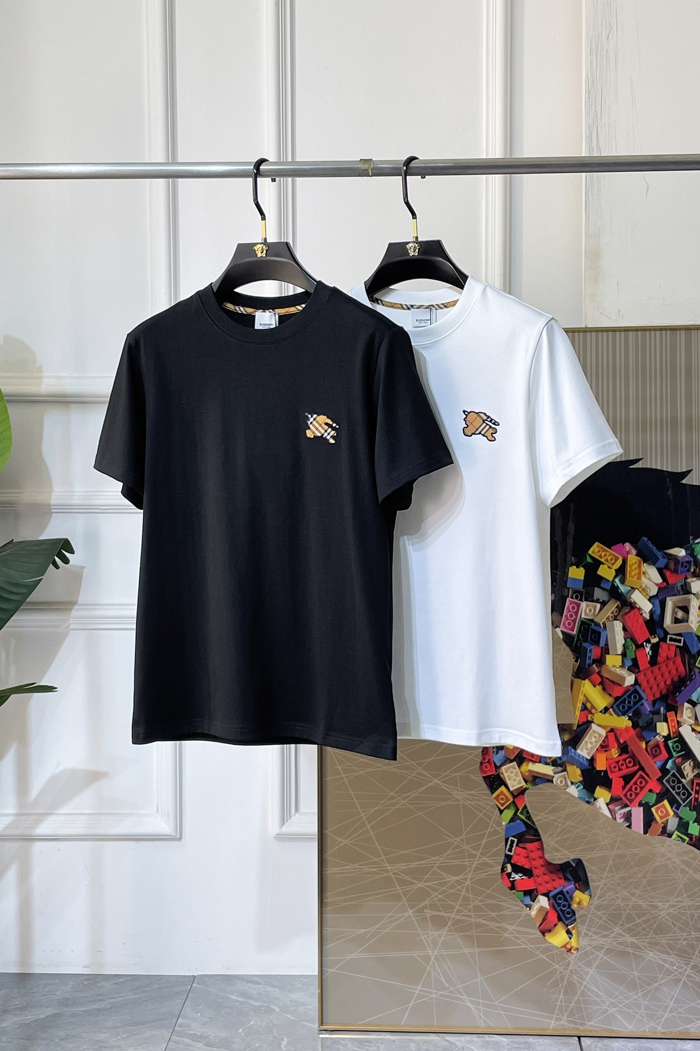 NO:760619,Burberry - 2026 Year of the Horse Spring and Summer New Men's Wide Short-Sleeved T-shirt, urban casual style, a highly designed item, top-grade foreign merchants provide customized cotton fabrics, extremely comfortable and breathable, positive skin-friendly, subverting the comfort experience brought by traditional fabrics, exquisite craftsmanship and accessories. The brand LOGO pattern on the chest is made with unique craftsmanship, with strong style. Original tailoring, meticulous detail processing better highlights its quality. Loose size S-XXL  Can wear up to 210 pounds!  ,,burberry,T-shirt,tees,t-shirt,19860909巴宝莉 - 2026马年春夏新款男士阔版短袖T恤,都市休闲风格,极具设计感的一款单品,顶级外商客供定制棉面料,上手极微舒适透气,亲肤性积极,颠覆传统面料所带来的舒适体验,工艺辅料考究.胸前品牌LOGO图案以独特工艺制作而成,风格性极强.原版剪裁,一丝不苟细节处理更佳彰显其品质.宽松尺码S-XXL 最大可穿210斤！,,burberry,T-shirt,tees，t-shirt,,Men's clothing