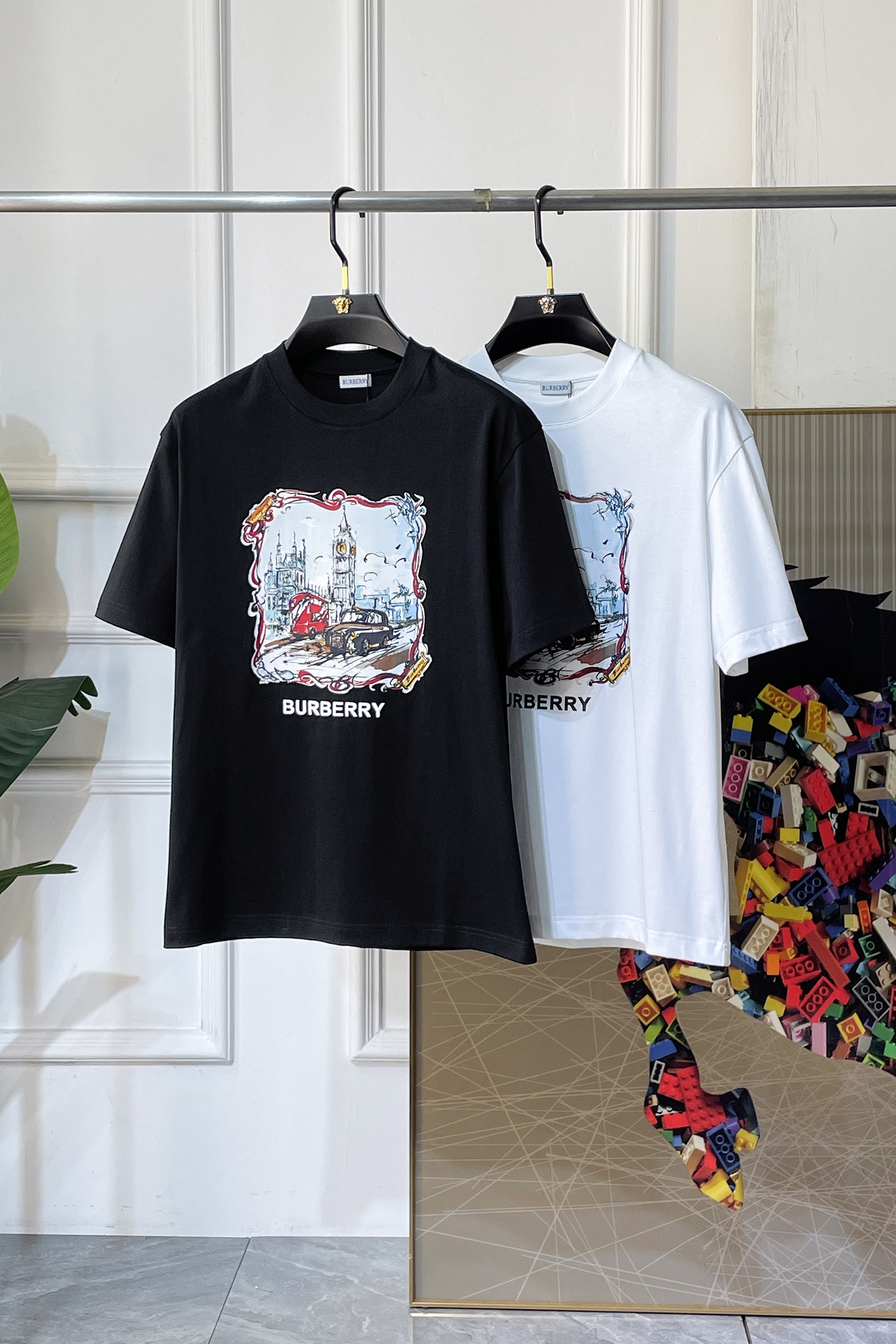 NO:757825,Burberry - 2026 Year of the Horse Spring and Summer New Men's Wide Short-Sleeved T-shirt, urban casual style, a highly designed item, top-grade foreign merchants provide customized cotton fabrics, extremely comfortable and breathable, positive skin-friendly, subverting the comfort experience brought by traditional fabrics, exquisite craftsmanship and accessories. The brand LOGO pattern on the chest is made with unique craftsmanship, with strong style. Original tailoring, meticulous detail processing better highlights its quality. Loose size S-XXL  Can wear up to 210 pounds!  ,,burberry,T-shirt,tees,t-shirt,19860909巴宝莉 - 2026马年春夏新款男士阔版短袖T恤,都市休闲风格,极具设计感的一款单品,顶级外商客供定制棉面料,上手极微舒适透气,亲肤性积极,颠覆传统面料所带来的舒适体验,工艺辅料考究.胸前品牌LOGO图案以独特工艺制作而成,风格性极强.原版剪裁,一丝不苟细节处理更佳彰显其品质.宽松尺码S-XXL 最大可穿210斤！,,burberry,T-shirt,tees，t-shirt,,Men's clothing