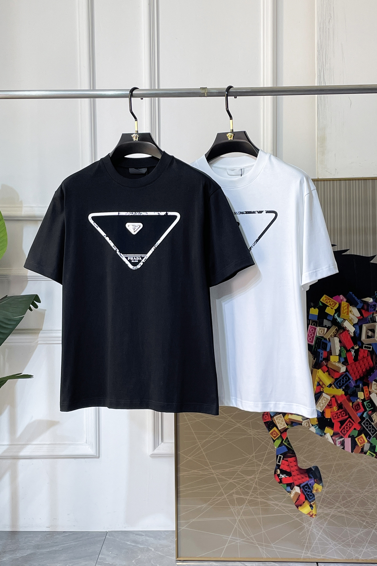 NO:760627,Platai - 2026 Year of the Horse spring and summer new men's wide-edition short-sleeved T-shirt, urban casual style, a very design item, top-grade foreign merchants provide customized cotton fabrics, extremely comfortable and breathable, positive skin-friendly, subverting the comfort experience brought by traditional fabrics, exquisite craftsmanship and accessories. The brand LOGO pattern on the chest is made with unique craftsmanship, with a strong style. Original tailoring, meticulous detail processing to better highlight its quality. Loose size S-XXL  Can wear up to 210 pounds!  ,,prada,T-shirt,tees,t-shirt,19860909普拉态 - 2026马年春夏新款男士阔版短袖T恤,都市休闲风格,极具设计感的一款单品,顶级外商客供定制棉面料,上手极微舒适透气,亲肤性积极,颠覆传统面料所带来的舒适体验,工艺辅料考究.胸前品牌LOGO图案以独特工艺制作而成,风格性极强.原版剪裁,一丝不苟细节处理更佳彰显其品质.宽松尺码S-XXL 最大可穿210斤！,,prada,T-shirt,tees，t-shirt,,Men's clothing