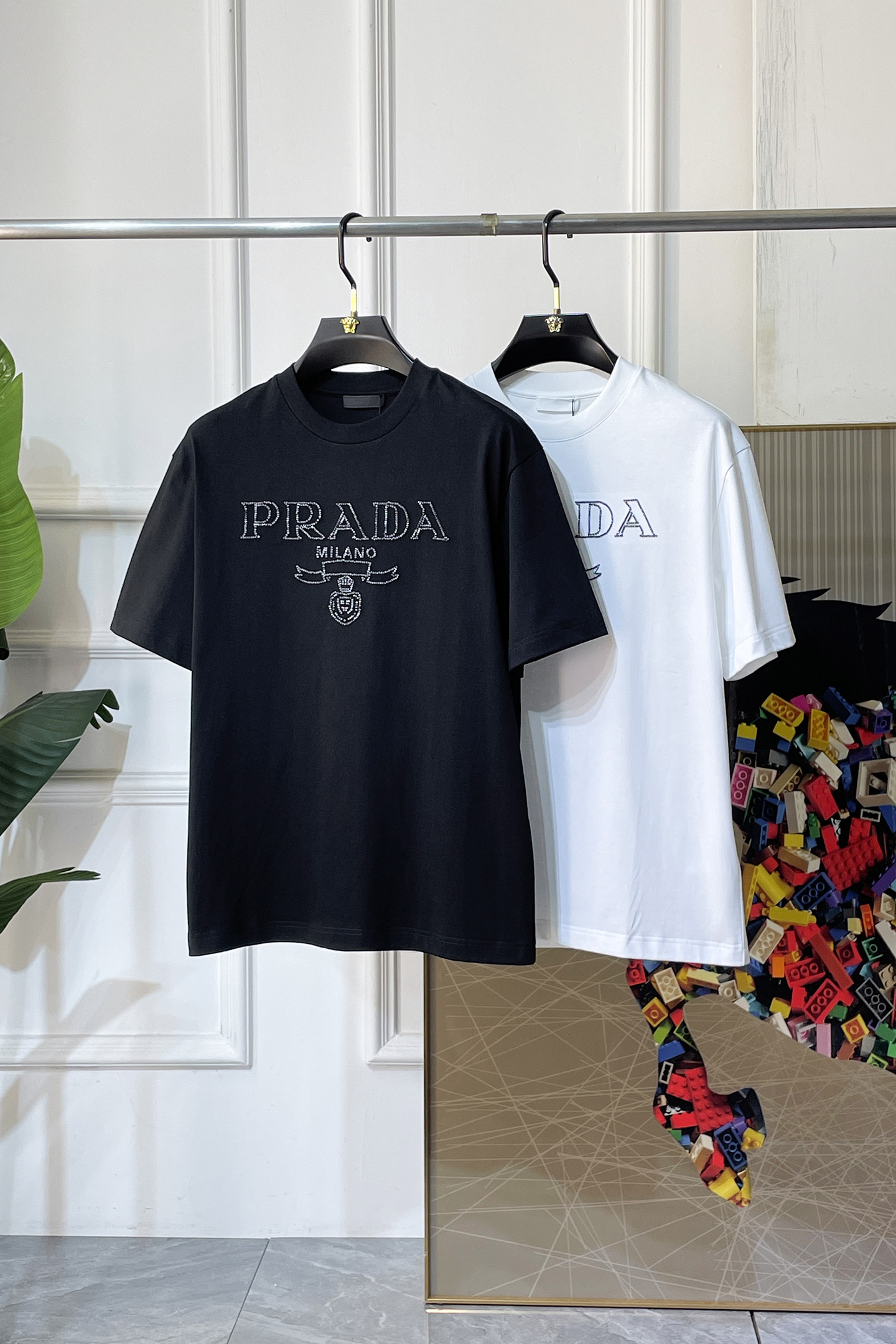 NO:757833,Prada - 2026 Year of the Horse spring and summer new men's wide-edition short-sleeved T-shirt, urban casual style, a highly designed item, top-grade foreign merchants provide customized cotton fabrics, extremely comfortable and breathable, positive skin-friendly, subverting the comfort experience brought by traditional fabrics, exquisite craftsmanship and accessories. The brand LOGO pattern on the chest is made with unique craftsmanship, with strong style. Original tailoring, meticulous detail processing better highlights its quality. Loose size S-XXL  Can wear up to 210 pounds!  ,,prada,T-shirt,tees,t-shirt,19860909普拉达 - 2026马年春夏新款男士阔版短袖T恤,都市休闲风格,极具设计感的一款单品,顶级外商客供定制棉面料,上手极微舒适透气,亲肤性积极,颠覆传统面料所带来的舒适体验,工艺辅料考究.胸前品牌LOGO图案以独特工艺制作而成,风格性极强.原版剪裁,一丝不苟细节处理更佳彰显其品质.宽松尺码S-XXL 最大可穿210斤！,,prada,T-shirt,tees，t-shirt,,Men's clothing