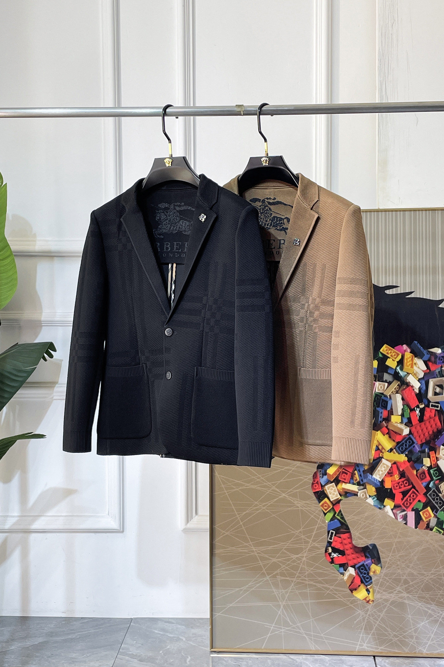 NO:760712,Burberry - 2026ss spring hot style casual suit jacket. The most fashionable and simple design, decent and casual, highlighting the exquisiteness. Fabric This technologically customized polyester fiber fabric is not a traditional design and looks more youthful and fashionable. The details are very particular. The upper body effect is a regular style but the tailoring is very special. The effect is not loose or slim. It is moderate. No matter whether you are fat or thin, there are different styles. Sizes 48-58 M-4XL,, burberry, jackets &  coats, business suits,19860909巴宝莉 - 2026ss春装大爆款休闲西装外套 最为时尚简约设计,大气得体,随意中凸显精致.面料 此款科技定制聚酯纤维面料, 不是传统的设计 更加显得年轻时尚 细节 非常讲究 上身效果属于常规款但是剪裁非常特别 效果并不是宽松 也不是修身 属于适中 无论胖瘦穿上身 都有不同的风格尺码48-58 M-4XL,,burberry,jackets & coats,business suit,,Men's clothing