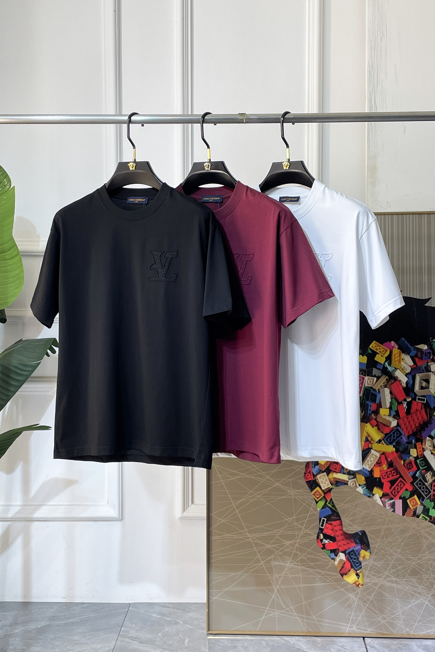 NO:760643,LV - 2026 Year of the Horse spring and summer new men's wide-edition short-sleeved T-shirt, urban casual style, a highly designed item, top-grade foreign merchants provide customized cotton fabrics, extremely comfortable and breathable, positive skin-friendly, subverting the comfort experience brought by traditional fabrics, exquisite craftsmanship and accessories. The brand LOGO pattern on the chest is made with unique craftsmanship, with strong style. Original tailoring, meticulous detail processing better highlights its quality. Loose size S-XXL  Can wear up to 210 pounds!  ,,louis vuitton,T-shirt,tees,t-shirt,19860909LV - 2026马年春夏新款男士阔版短袖T恤,都市休闲风格,极具设计感的一款单品,顶级外商客供定制棉面料,上手极微舒适透气,亲肤性积极,颠覆传统面料所带来的舒适体验,工艺辅料考究.胸前品牌LOGO图案以独特工艺制作而成,风格性极强.原版剪裁,一丝不苟细节处理更佳彰显其品质.宽松尺码S-XXL 最大可穿210斤！,,louis vuitton,T-shirt,tees，t-shirt,,Men's clothing