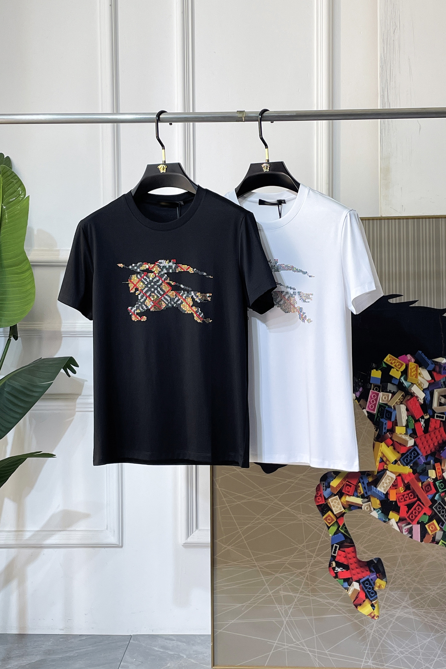 NO:760765,Burberry - 2026ss Year of the Horse Spring and Summer boutique short-sleeved T-shirt. Official website synchronization. High-end quality. Customized top-grade mercerized cotton fabric, 1:1 production by top manufacturers, fashionable brand heavy craftsmanship logo design, soft and delicate feel. Skin-friendly and comfortable to wear. Versatile and casual. The upper body is very good. Handsome. A must-have for trendy men. Size M-3XL. Can wear up to 200 pounds!  ,,burberry,T-shirt,tees,t-shirt,19860909巴宝莉 - 2026ss马年贺岁款春夏精品短袖T恤 官网同步 高端品质 定制顶级丝光棉面料,顶级大厂1:1制作,时尚大牌重工艺logo设计,手感柔软细腻 穿着亲肤舒适 百搭休闲 上身非常赞 帅气 潮男必备品 尺码M-3XL 最大可穿200斤！,,burberry,T-shirt,tees，t-shirt,,Men's clothing