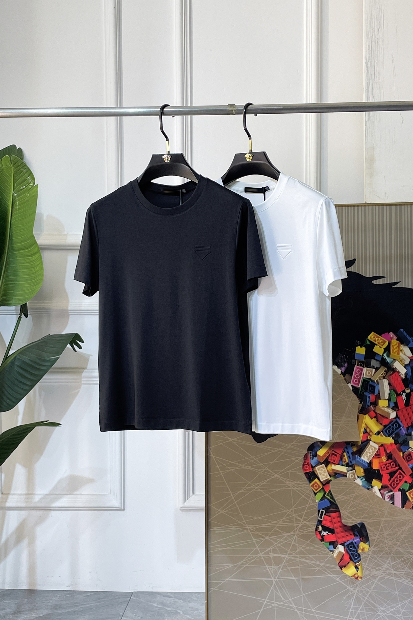 NO:760756,Prada - 2026ss Spring and Summer high-quality short-sleeved T-shirt for the Year of the Horse, synchronized with the official website, high-end quality, customized top-grade mercerized cotton fabric, 1:1 production by top manufacturers, fashionable brand heavy craftsmanship logo design, soft and delicate feel, skin-friendly and comfortable to wear, versatile and casual, the upper body is very good, handsome, a must-have for trendy men, size M-3XL, can wear up to 200 pounds!  ,,prada,T-shirt,tees,t-shirt,19860909普拉达 - 2026ss马年贺岁款春夏精品短袖T恤 官网同步 高端品质 定制顶级丝光棉面料,顶级大厂1:1制作,时尚大牌重工艺logo设计,手感柔软细腻 穿着亲肤舒适 百搭休闲 上身非常赞 帅气 潮男必备品 尺码M-3XL 最大可穿200斤！,,prada,T-shirt,tees，t-shirt,,Men's clothing