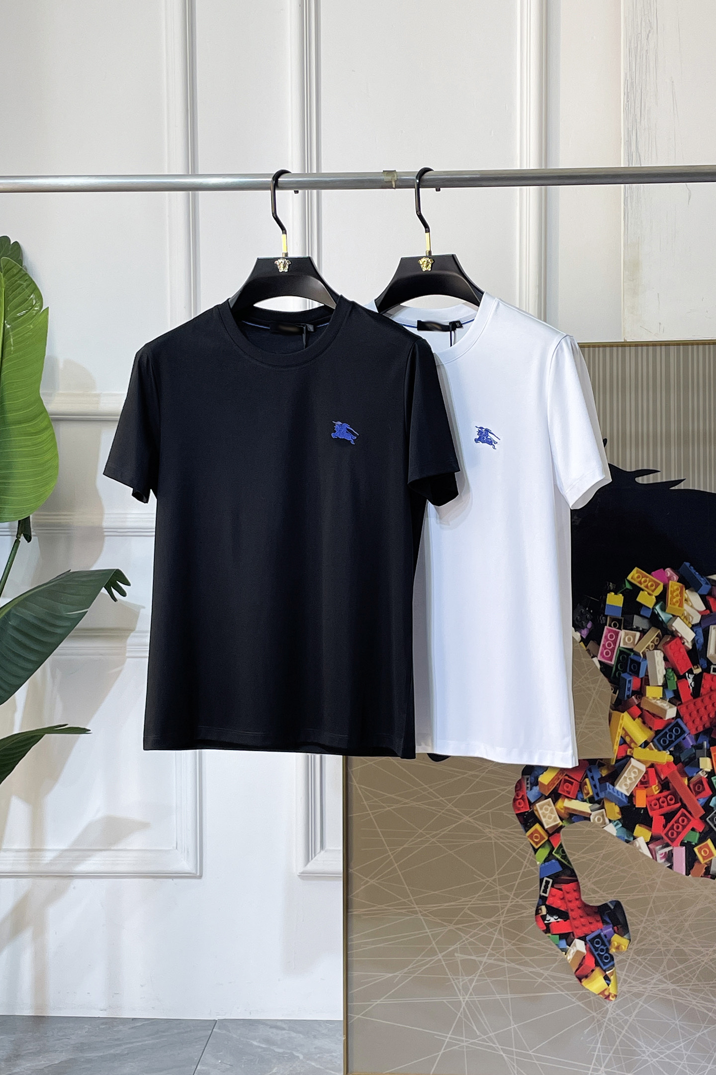 NO:760752,Zegna - 2026ss Spring and Summer high-quality short-sleeved T-shirt for the Year of the Horse. Official website synchronization. High-end quality. Customized top-grade mercerized cotton fabric, 1:1 production by top manufacturers, fashionable brand heavy craftsmanship logo design, soft and delicate feel. Skin-friendly and comfortable to wear. Versatile and casual. The upper body is very good. Handsome. A must-have for trendy men. Sizes M-3XL. Can wear up to 200 pounds!  ,,zegna,T-shirt,tees,t-shirt,19860909杰尼娅 - 2026ss马年贺岁款春夏精品短袖T恤 官网同步 高端品质 定制顶级丝光棉面料,顶级大厂1:1制作,时尚大牌重工艺logo设计,手感柔软细腻 穿着亲肤舒适 百搭休闲 上身非常赞 帅气 潮男必备品 尺码M-3XL 最大可穿200斤！,,zegna,T-shirt,tees，t-shirt,,Men's clothing