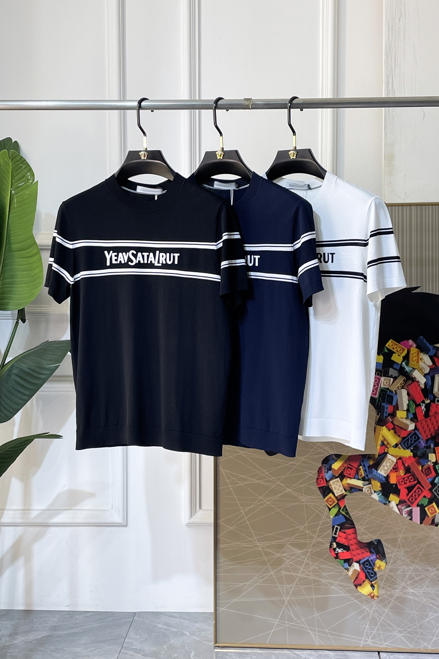 NO:757856,Ysl - 2026ss Year of the Horse Spring and Summer's latest popular high-quality knitted short-sleeved T-shirt, made of customized imported soft Yilite fabric, embellished with fashionable big-name element logos, breathable fabric, delicate and soft texture, cool and smooth against the body. Moisture-wicking, simple and elegant yet fashionable, three-dimensional tailoring, super stylish upper body!  A must-have for fashionistas, sizes M-3XL, can be worn up to 190 pounds!  ,,saint laurent,T-shirt,tees,t-shirt,19860909Ysl - 2026ss马年春夏最新大爆款精品针织短袖T恤,定制进口轻柔伊力特面料,时尚大牌元素logo点缀,会呼吸的面料,质感细腻柔软,贴身冰爽顺滑.吸湿排汗,简约大方又不失时尚,版型立体裁剪,上身超有型！时尚潮人必备款 尺码M-3XL 最大可穿可穿190斤！,,saint laurent,T-shirt,tees，t-shirt,,Men's clothing