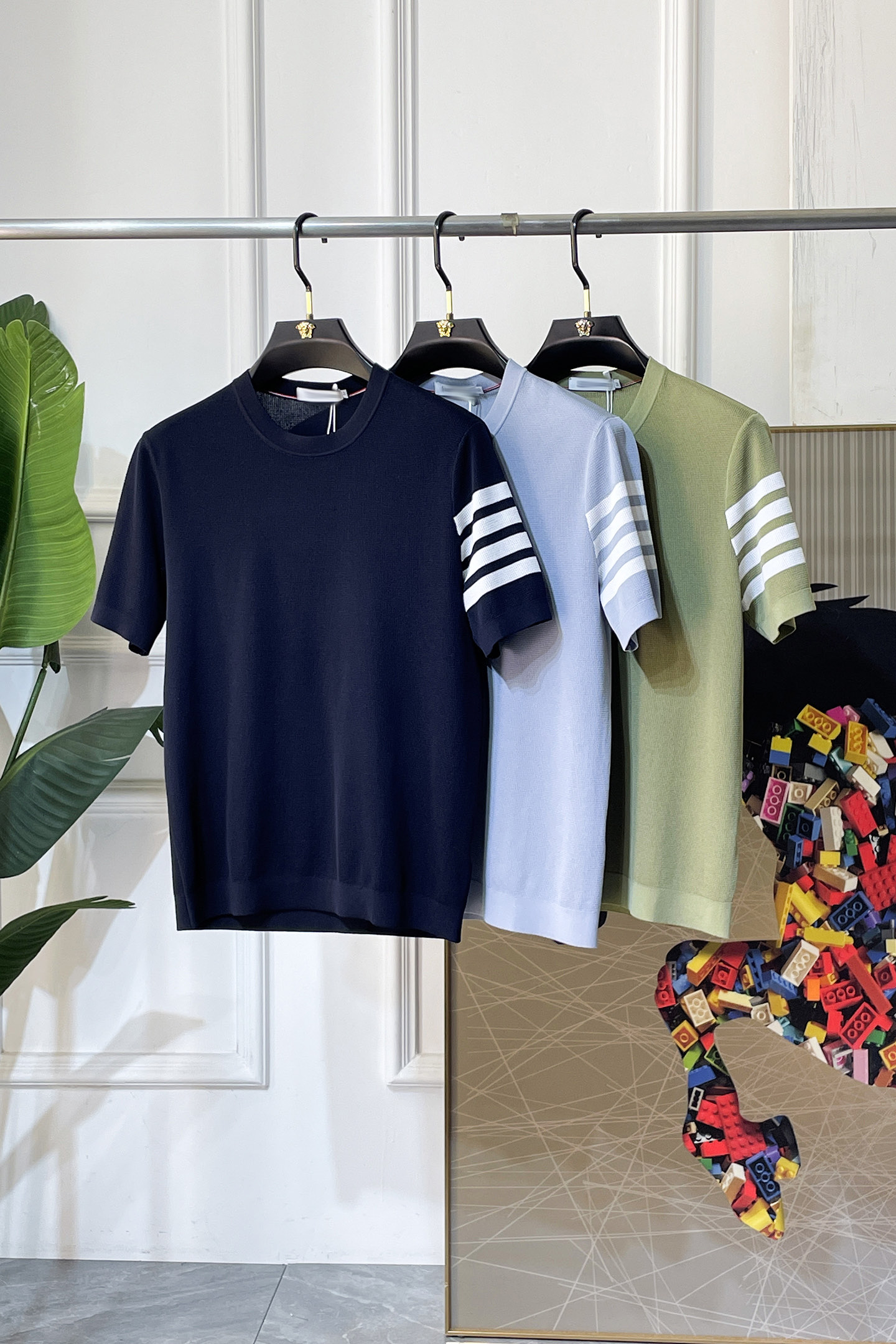 NO:757862,TB - 2026ss New Year of the Horse spring and summer latest hot-selling high-quality knitted short-sleeved T-shirt, custom-made imported soft Yilite fabric, embellished with fashionable big-name element logos, breathable fabric, delicate and soft texture, cool and smooth next to the body. Moisture-wicking, simple and elegant yet fashionable, three-dimensional tailoring, super stylish upper body!  A must-have for fashionistas, sizes M-3XL, can be worn up to 190 pounds!  ,,T-shirt,tees,t-shirt,19860909TB - 2026ss马年春夏最新大爆款精品针织短袖T恤,定制进口轻柔伊力特面料,时尚大牌元素logo点缀,会呼吸的面料,质感细腻柔软,贴身冰爽顺滑.吸湿排汗,简约大方又不失时尚,版型立体裁剪,上身超有型！时尚潮人必备款 尺码M-3XL 最大可穿可穿190斤！,,T-shirt,tees，t-shirt,,Men's clothing