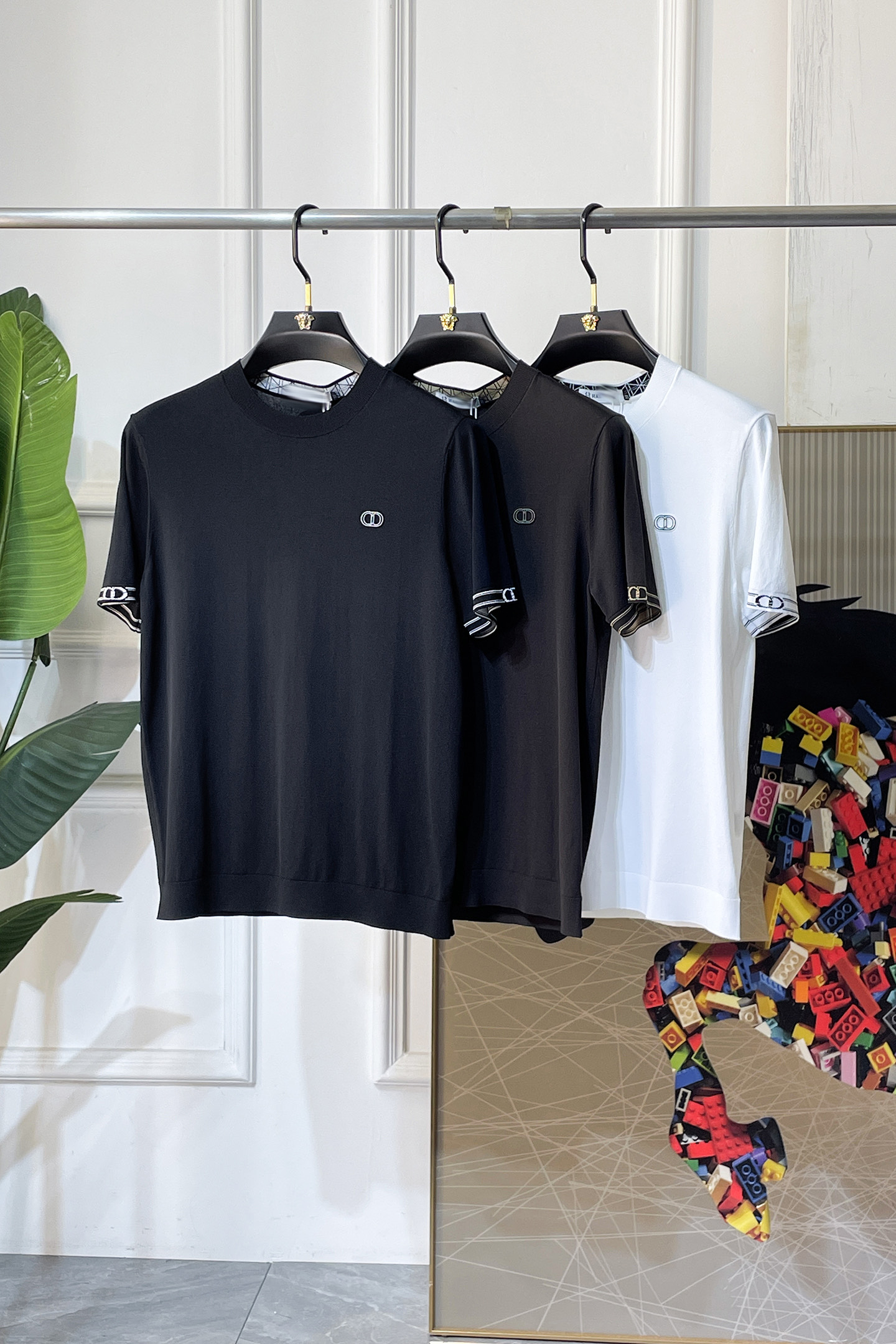 NO:774169,Dior - 2026ss Year of the Horse Spring and Summer's latest hot-selling boutique knitted short-sleeved T-shirt, made of custom imported soft Yilite fabrics, embellished with fashionable big-name element logos, breathable fabrics, delicate and soft texture, cool and smooth against the body. Moisture-wicking, simple and elegant yet fashionable, three-dimensional tailoring, super stylish upper body!  A must-have for fashionistas, sizes M-3XL, can be worn up to 190 pounds!  ,,dior,T-shirt,tees,t-shirt,19860909迪奥 - 2026ss马年春夏最新大爆款精品针织短袖T恤,定制进口轻柔伊力特面料,时尚大牌元素logo点缀,会呼吸的面料,质感细腻柔软,贴身冰爽顺滑.吸湿排汗,简约大方又不失时尚,版型立体裁剪,上身超有型！时尚潮人必备款 尺码M-3XL 最大可穿可穿190斤！,,dior,T-shirt,tees，t-shirt,,Men's clothing