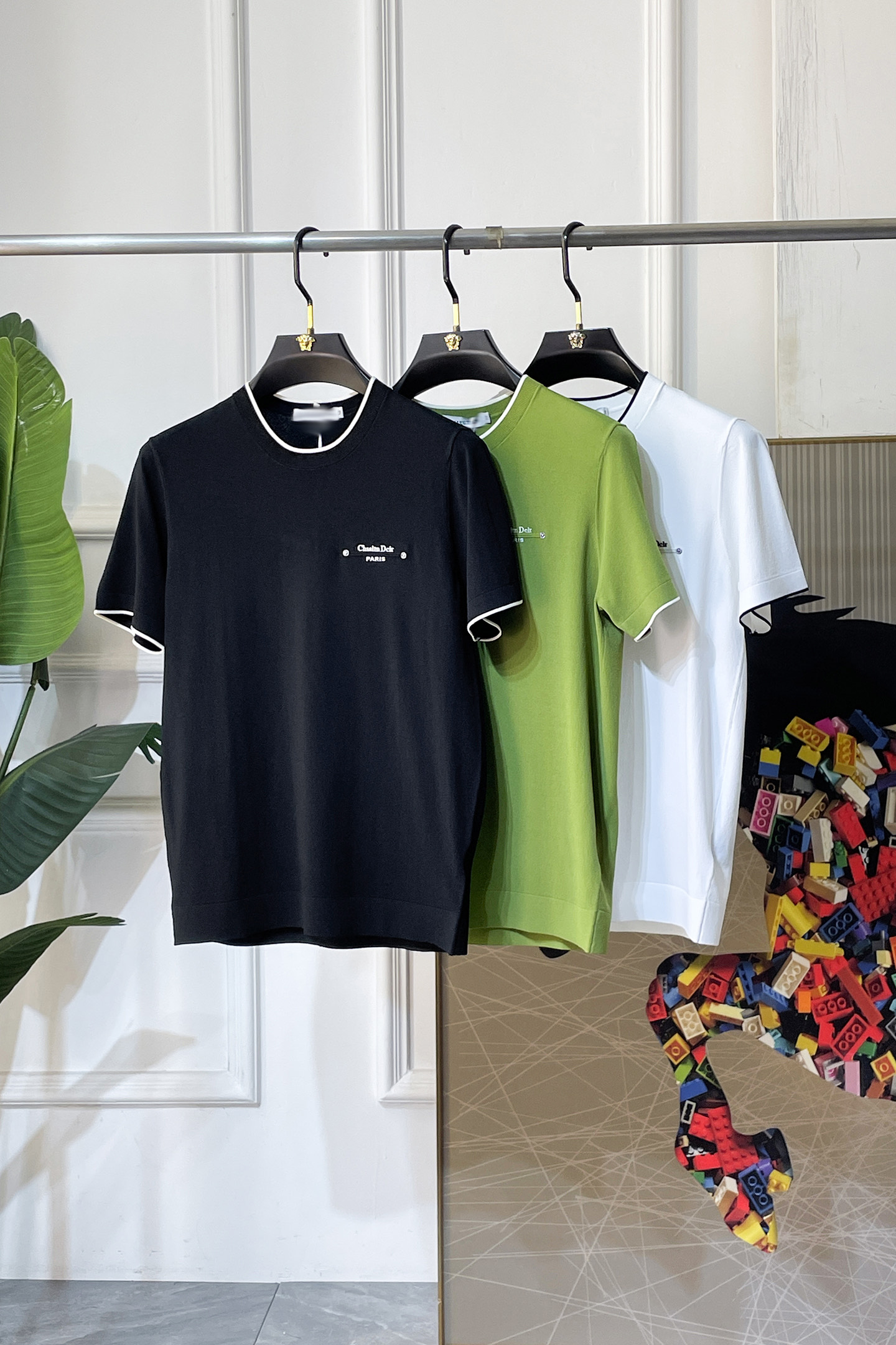 NO:760677,Dior - 2026ss Year of the Horse Spring and Summer's latest hot-selling boutique knitted short-sleeved T-shirt, made of custom imported soft Yilite fabrics, embellished with fashionable big-name element logos, breathable fabrics, delicate and soft texture, cool and smooth against the body. Moisture-wicking, simple and elegant yet fashionable, three-dimensional tailoring, super stylish upper body!  A must-have for fashionistas, sizes M-3XL, can be worn up to 190 pounds!  ,,dior,T-shirt,tees,t-shirt,19860909迪奥 - 2026ss马年春夏最新大爆款精品针织短袖T恤,定制进口轻柔伊力特面料,时尚大牌元素logo点缀,会呼吸的面料,质感细腻柔软,贴身冰爽顺滑.吸湿排汗,简约大方又不失时尚,版型立体裁剪,上身超有型！时尚潮人必备款 尺码M-3XL 最大可穿可穿190斤！,,dior,T-shirt,tees，t-shirt,,Men's clothing