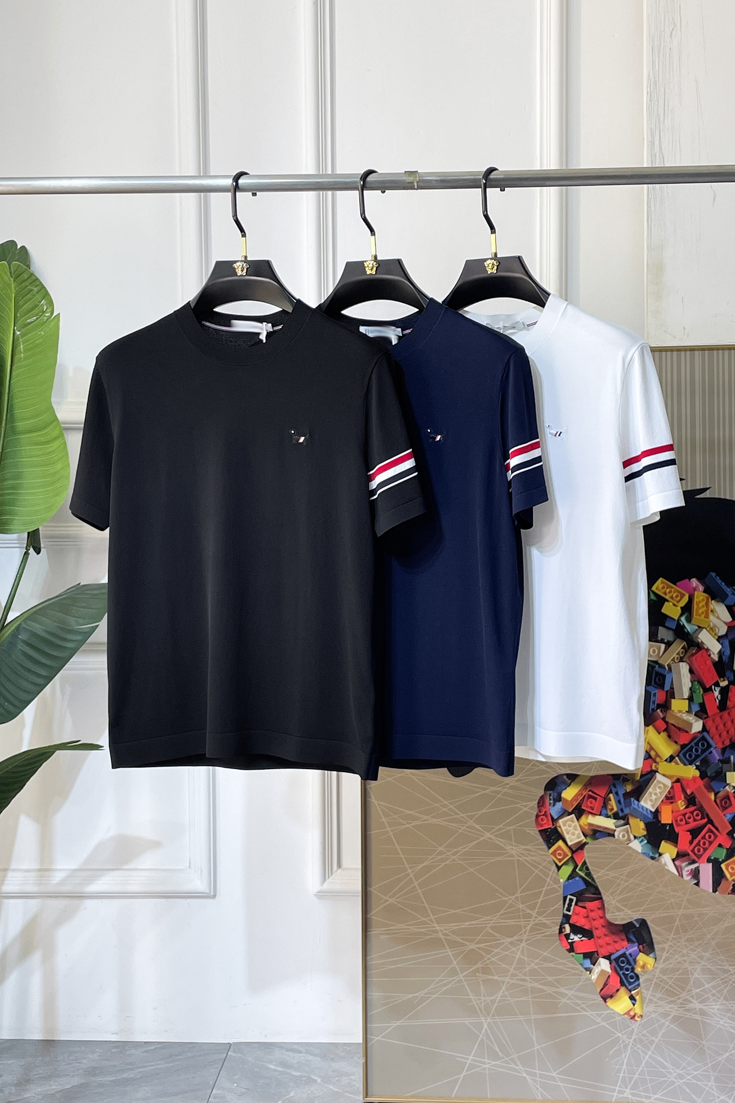 NO:757803,TB - 2026ss New Year of the Horse spring and summer latest hot-selling high-quality knitted short-sleeved T-shirt, custom-made imported soft Yilite fabric, embellished with fashionable big-name element logos, breathable fabric, delicate and soft texture, cool and smooth next to the body. Moisture-wicking, simple and elegant yet fashionable, three-dimensional tailoring, super stylish upper body!  A must-have for fashionistas, sizes M-3XL, can be worn up to 190 pounds!  ,,T-shirt,tees,t-shirt,19860909TB - 2026ss马年春夏最新大爆款精品针织短袖T恤,定制进口轻柔伊力特面料,时尚大牌元素logo点缀,会呼吸的面料,质感细腻柔软,贴身冰爽顺滑.吸湿排汗,简约大方又不失时尚,版型立体裁剪,上身超有型！时尚潮人必备款 尺码M-3XL 最大可穿可穿190斤！,,T-shirt,tees，t-shirt,,Men's clothing