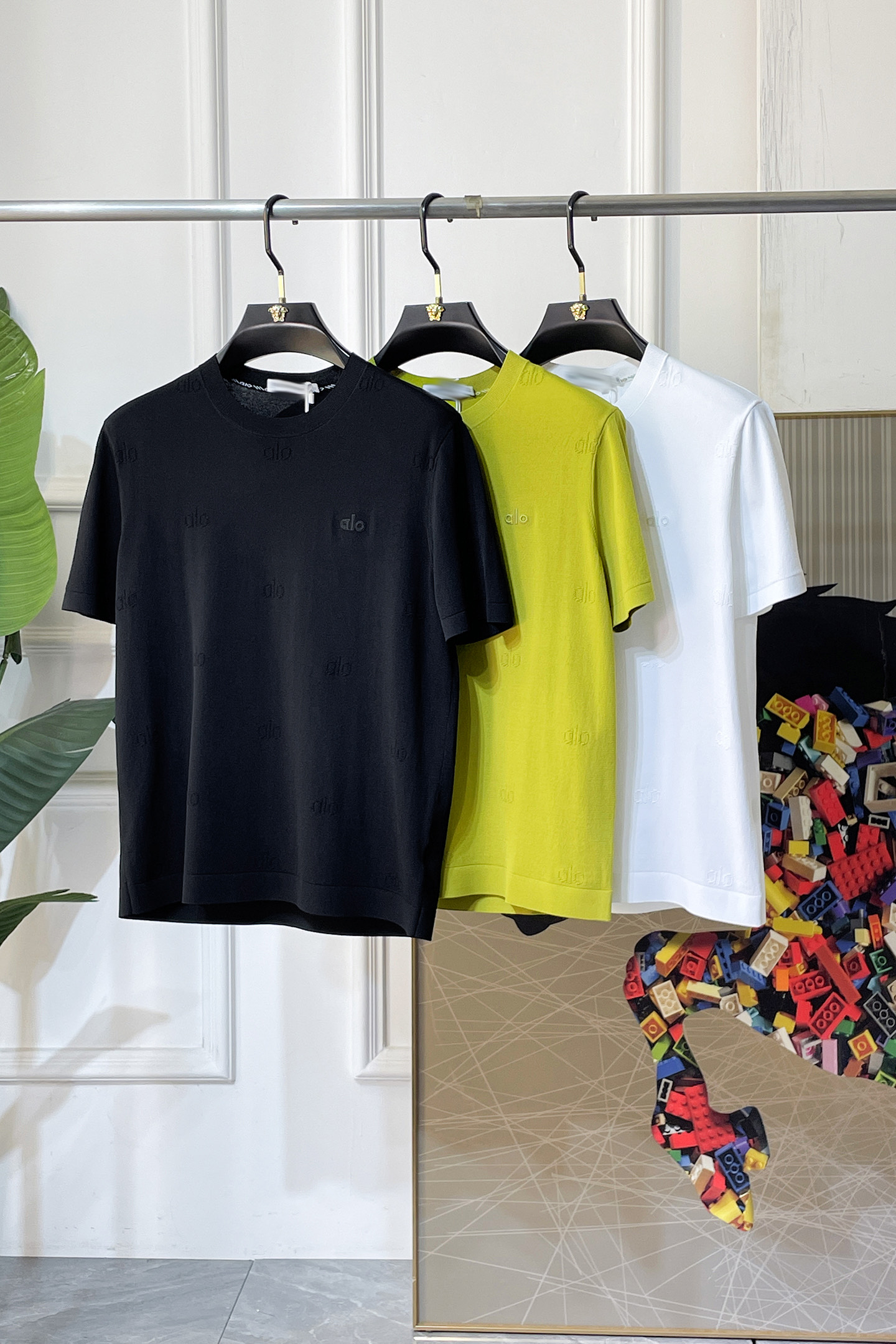 NO:760681,alo - 2026ss Year of the Horse spring and summer latest popular high-quality knitted short-sleeved T-shirt, customized imported soft Yilite fabric, embellished with fashionable big-name element logos, breathable fabric, delicate and soft texture, cool and smooth next to the body. Moisture-wicking, simple and generous yet fashionable, three-dimensional tailoring, super stylish upper body!  A must-have for fashionistas, sizes M-3XL, can be worn up to 190 pounds!  ,,T-shirt,tees,t-shirt,19860909alo - 2026ss马年春夏最新大爆款精品针织短袖T恤,定制进口轻柔伊力特面料,时尚大牌元素logo点缀,会呼吸的面料,质感细腻柔软,贴身冰爽顺滑.吸湿排汗,简约大方又不失时尚,版型立体裁剪,上身超有型！时尚潮人必备款 尺码M-3XL 最大可穿可穿190斤！,,T-shirt,tees，t-shirt,,Men's clothing