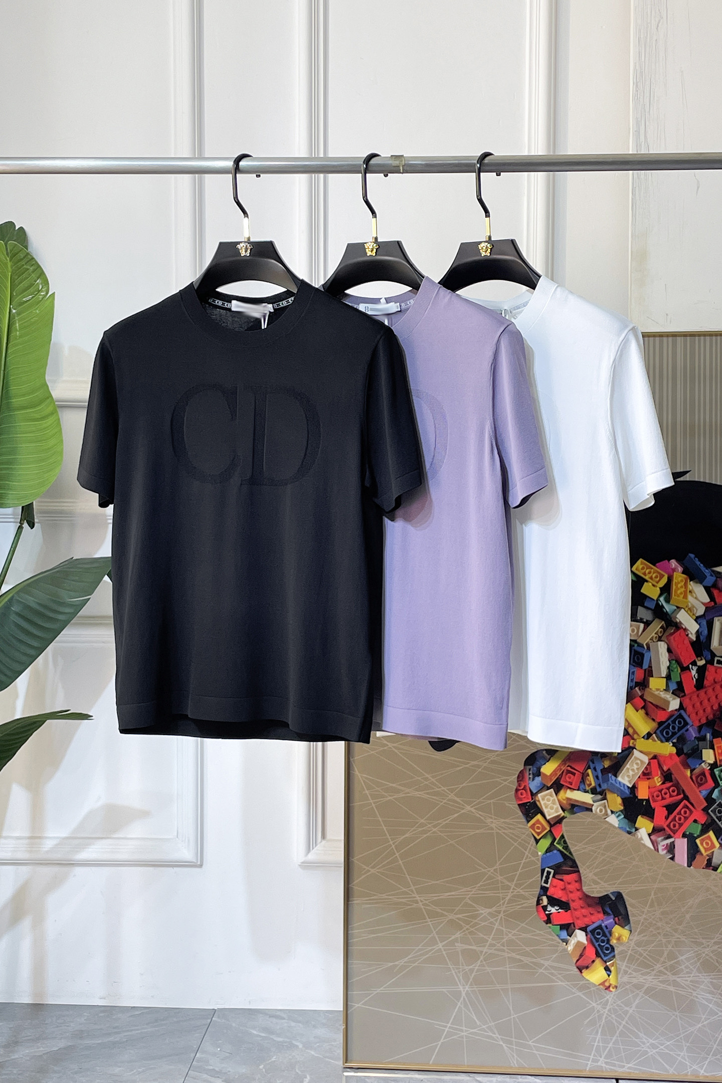 NO:760687,Dior - 2026ss Year of the Horse Spring and Summer's latest hot-selling boutique knitted short-sleeved T-shirt, made of custom imported soft Yilite fabrics, embellished with fashionable big-name element logos, breathable fabrics, delicate and soft texture, cool and smooth against the body. Moisture-wicking, simple and elegant yet fashionable, three-dimensional tailoring, super stylish upper body!  A must-have for fashionistas, sizes M-3XL, can be worn up to 190 pounds!  ,,dior,T-shirt,tees,t-shirt,19860909迪奥 - 2026ss马年春夏最新大爆款精品针织短袖T恤,定制进口轻柔伊力特面料,时尚大牌元素logo点缀,会呼吸的面料,质感细腻柔软,贴身冰爽顺滑.吸湿排汗,简约大方又不失时尚,版型立体裁剪,上身超有型！时尚潮人必备款 尺码M-3XL 最大可穿可穿190斤！,,dior,T-shirt,tees，t-shirt,,Men's clothing