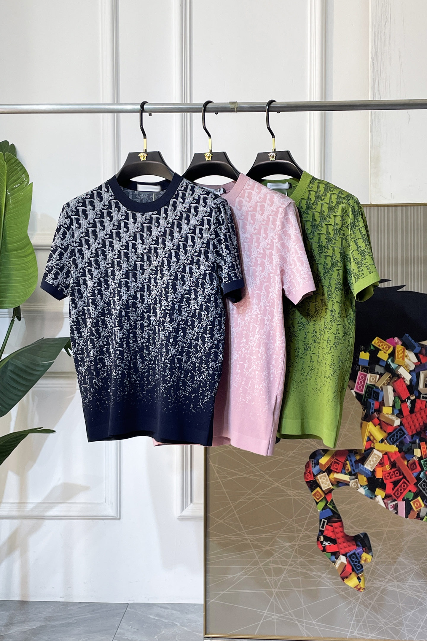 NO:757795,Dior - 2026ss Year of the Horse Spring and Summer's latest hot-selling boutique knitted short-sleeved T-shirt, made of custom imported soft Yilite fabrics, embellished with fashionable big-name element logos, breathable fabrics, delicate and soft texture, cool and smooth against the body. Moisture-wicking, simple and elegant yet fashionable, three-dimensional tailoring, super stylish upper body!  A must-have for fashionistas, sizes M-3XL, can be worn up to 190 pounds!  ,,dior,T-shirt,tees,t-shirt,19860909迪奥 - 2026ss马年春夏最新大爆款精品针织短袖T恤,定制进口轻柔伊力特面料,时尚大牌元素logo点缀,会呼吸的面料,质感细腻柔软,贴身冰爽顺滑.吸湿排汗,简约大方又不失时尚,版型立体裁剪,上身超有型！时尚潮人必备款 尺码M-3XL 最大可穿可穿190斤！,,dior,T-shirt,tees，t-shirt,,Men's clothing