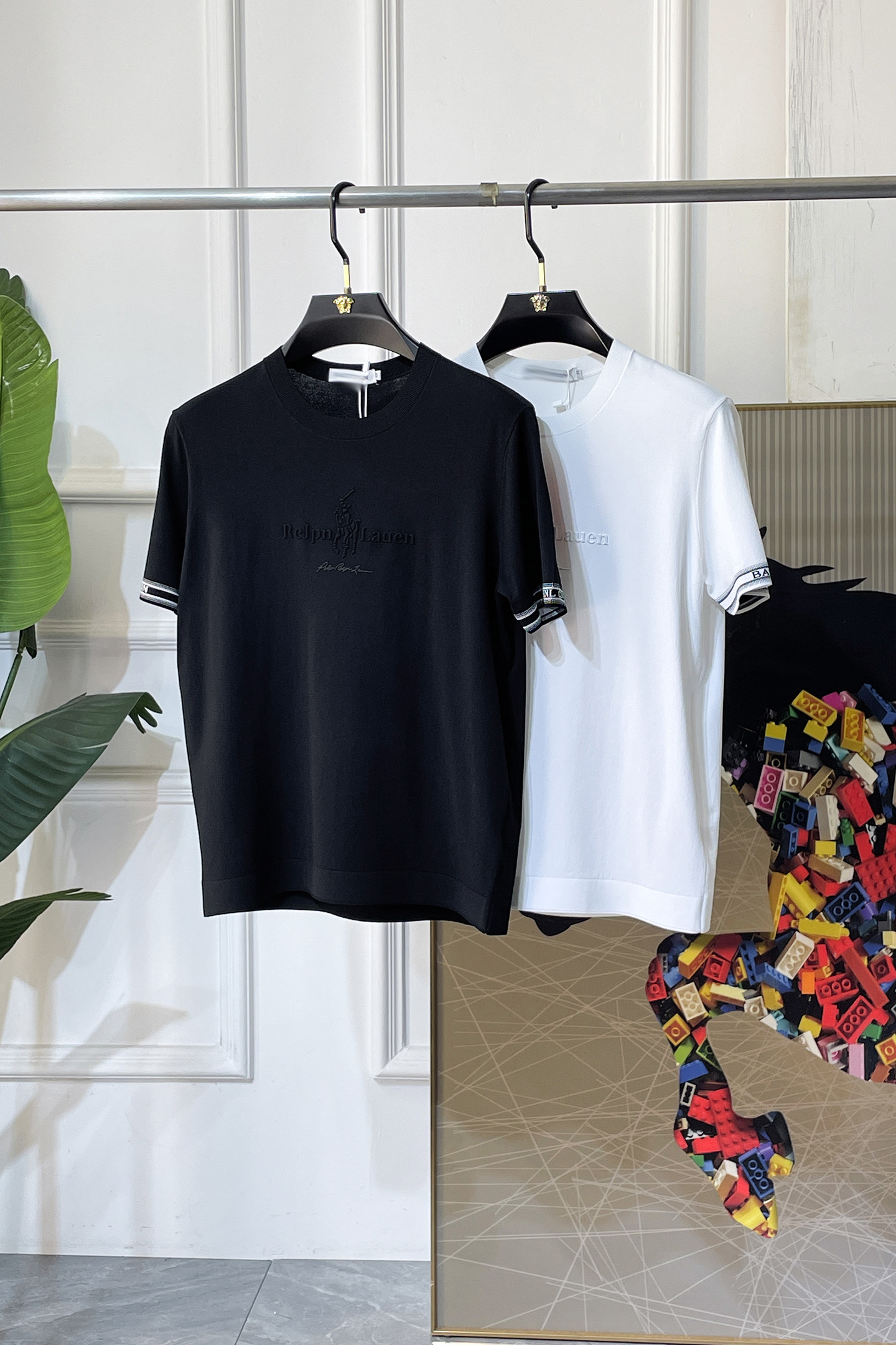 NO:760694,Paul - 2026ss Year of the Horse Spring and Summer's latest popular high-quality knitted short-sleeved T-shirt, made of customized imported soft Yilite fabric, embellished with fashionable big-name element logos, breathable fabric, delicate and soft texture, cool and smooth against the body. Moisture-wicking, simple and generous yet fashionable, three-dimensional tailoring, super stylish upper body!  A must-have for fashionistas, sizes M-3XL, can be worn up to 190 pounds!  ,,T-shirt,tees,t-shirt,19860909保罗 - 2026ss马年春夏最新大爆款精品针织短袖T恤,定制进口轻柔伊力特面料,时尚大牌元素logo点缀,会呼吸的面料,质感细腻柔软,贴身冰爽顺滑.吸湿排汗,简约大方又不失时尚,版型立体裁剪,上身超有型！时尚潮人必备款 尺码M-3XL 最大可穿可穿190斤！,,T-shirt,tees，t-shirt,,Men's clothing