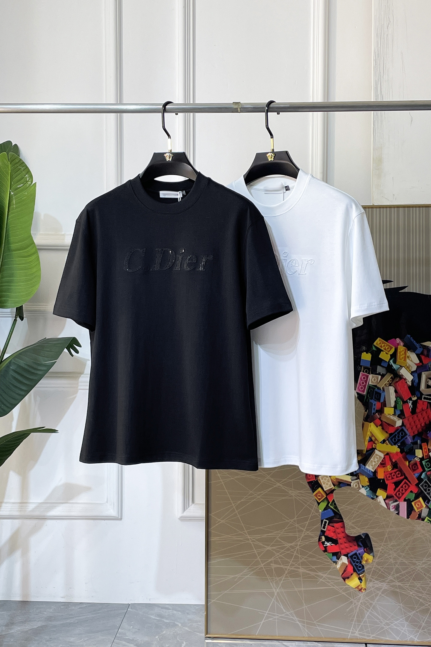 NO:774156,Dior - 2026 Year of the Horse Spring and Summer new men's wide-edition short-sleeved T-shirt, urban casual style, a very design item, top-grade foreign merchants provide customized cotton fabrics, extremely comfortable and breathable, positive skin-friendly, subverting the comfort experience brought by traditional fabrics, exquisite craftsmanship and accessories. The brand LOGO pattern on the chest is made with unique craftsmanship, with strong style. Original tailoring, meticulous detail processing better highlights its quality. Loose size M-3XL  Can wear up to 210 pounds!  ,,dior,T-shirt,tees,t-shirt,19860909迪奥 - 2026马年春夏新款男士阔版短袖T恤,都市休闲风格,极具设计感的一款单品,顶级外商客供定制棉面料,上手极微舒适透气,亲肤性积极,颠覆传统面料所带来的舒适体验,工艺辅料考究.胸前品牌LOGO图案以独特工艺制作而成,风格性极强.原版剪裁,一丝不苟细节处理更佳彰显其品质.宽松尺码M-3XL 最大可穿210斤！,,dior,T-shirt,tees，t-shirt,,Men's clothing