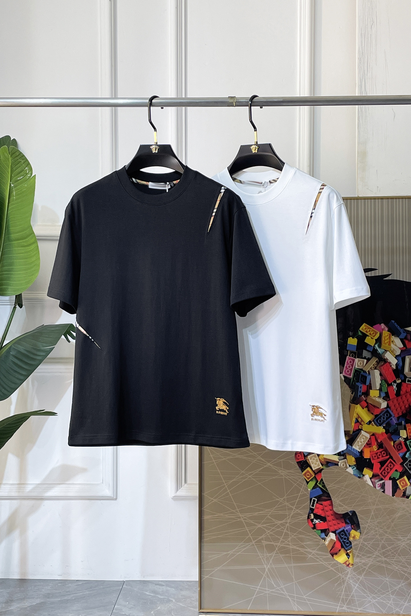 NO:760750,Burberry - 2026 Year of the Horse Spring and Summer new men's wide-edition short-sleeved T-shirt, urban casual style, a highly designed item, top-grade foreign merchants provide customized cotton fabrics, extremely comfortable and breathable, positive skin-friendly, subverting the comfort experience brought by traditional fabrics, exquisite craftsmanship and accessories. The brand LOGO pattern on the chest is made with unique craftsmanship, with strong style. Original tailoring, meticulous detail processing better highlights its quality. Loose size M-3XL  The maximum weight you can wear!  ,,burberry,T-shirt,tees,t-shirt,19860909巴宝莉 - 2026马年春夏新款男士阔版短袖T恤,都市休闲风格,极具设计感的一款单品,顶级外商客供定制棉面料,上手极微舒适透气,亲肤性积极,颠覆传统面料所带来的舒适体验,工艺辅料考究.胸前品牌LOGO图案以独特工艺制作而成,风格性极强.原版剪裁,一丝不苟细节处理更佳彰显其品质.宽松尺码M-3XL 最大可穿斤！,,burberry,T-shirt,tees，t-shirt,,Men's clothing