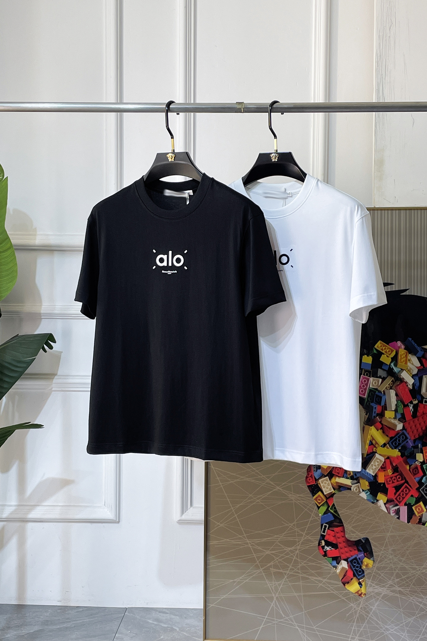 NO:774159,alo - 2026 Year of the Horse spring and summer new men's wide-edition short-sleeved T-shirt, urban casual style, a highly designed item, top-grade foreign merchants provide customized cotton fabrics, extremely comfortable and breathable, positive skin-friendly, subverting the comfort experience brought by traditional fabrics, exquisite craftsmanship and accessories. The brand LOGO pattern on the chest is made with unique craftsmanship, with strong style. Original tailoring, meticulous detail processing better highlights its quality. Loose size M-3XL  Can wear up to 210 pounds!  ,,T-shirt,tees,t-shirt,19860909alo - 2026马年春夏新款男士阔版短袖T恤,都市休闲风格,极具设计感的一款单品,顶级外商客供定制棉面料,上手极微舒适透气,亲肤性积极,颠覆传统面料所带来的舒适体验,工艺辅料考究.胸前品牌LOGO图案以独特工艺制作而成,风格性极强.原版剪裁,一丝不苟细节处理更佳彰显其品质.宽松尺码M-3XL 最大可穿210斤！,,T-shirt,tees，t-shirt,,Men's clothing