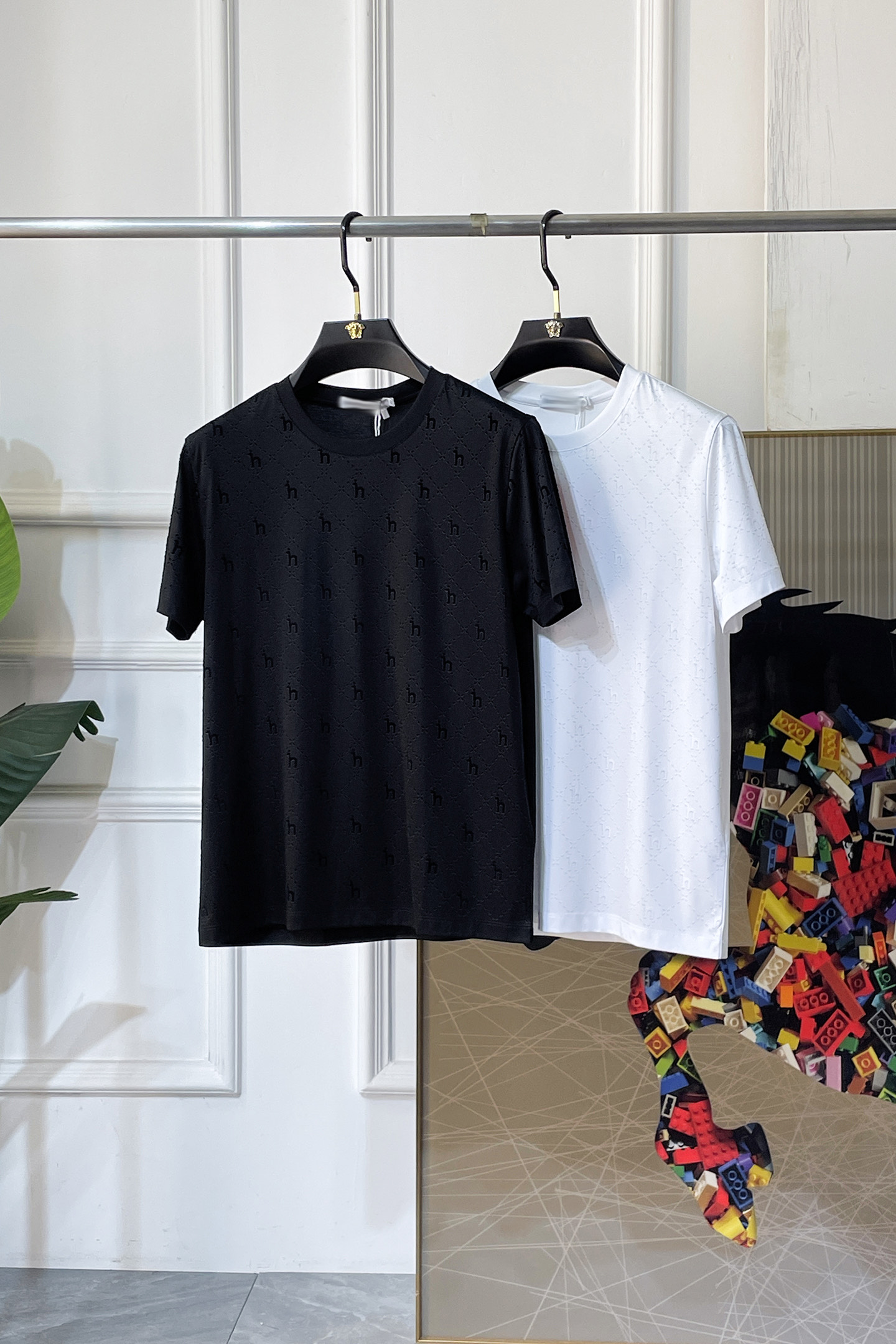 NO:774133,Hermès - 2026ss Year of the Horse Spring and Summer high-quality short-sleeved T-shirts. Official website synchronization. High-end quality. Customized top-grade mercerized cotton fabric, 1:1 production by top manufacturers, fashionable brand heavy craftsmanship logo design, soft and delicate feel. Skin-friendly and comfortable to wear. Versatile and casual. The upper body is very good. Handsome. A must-have for trendy men. Sizes M-3XL. Can wear up to 200 pounds!  ,,hermes,T-shirt,tees,t-shirt,19860909爱玛仕 - 2026ss马年贺岁款春夏精品短袖T恤 官网同步 高端品质 定制顶级丝光棉面料,顶级大厂1:1制作,时尚大牌重工艺logo设计,手感柔软细腻 穿着亲肤舒适 百搭休闲 上身非常赞 帅气 潮男必备品 尺码M-3XL 最大可穿200斤！,,hermes,T-shirt,tees，t-shirt,,Men's clothing
