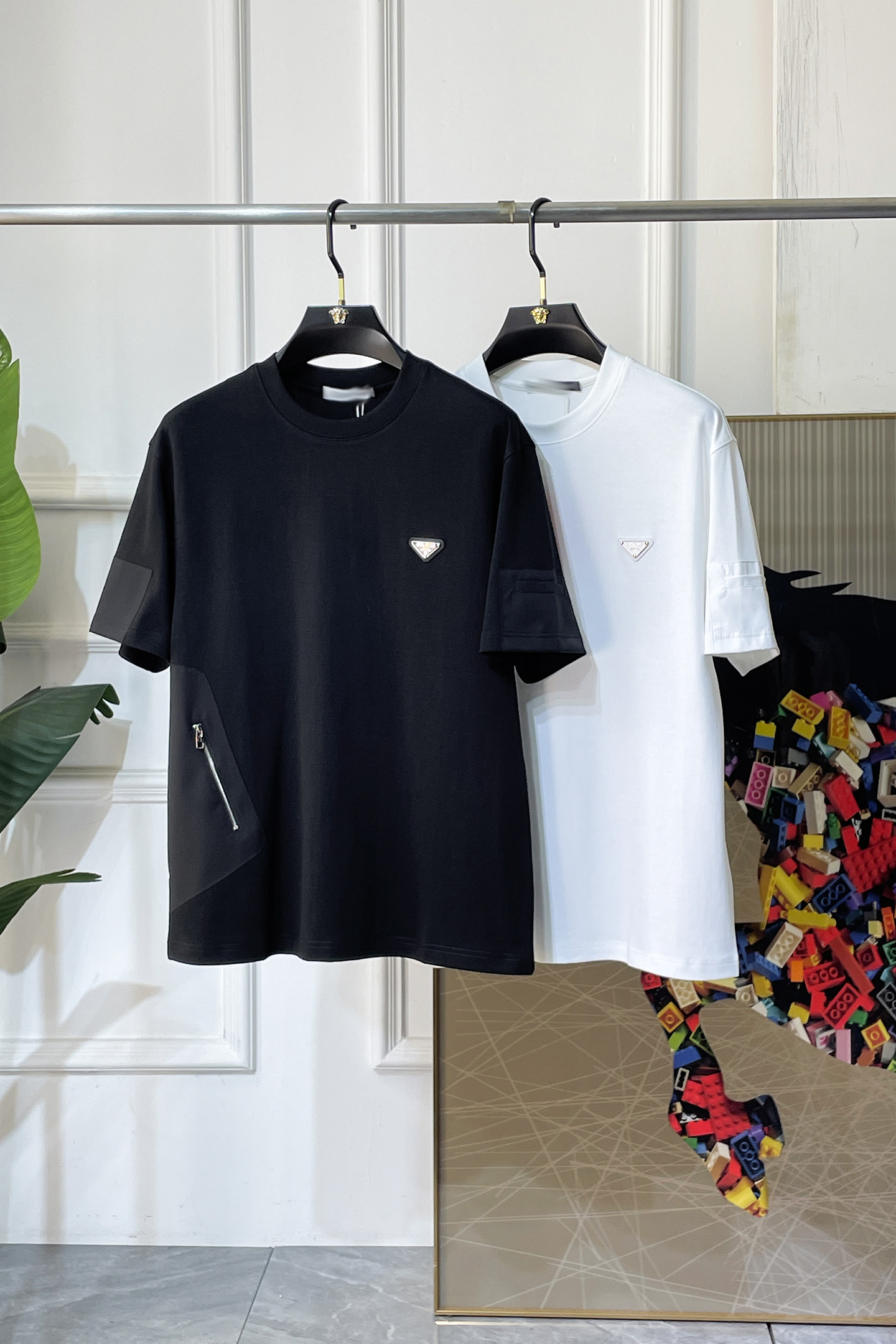 NO:760754,Prada - 2026 Year of the Horse spring and summer new men's wide-edition short-sleeved T-shirt, urban casual style, a highly designed item, top-grade foreign merchants provide customized cotton fabrics, extremely comfortable and breathable, positive skin-friendly, subverting the comfort experience brought by traditional fabrics, exquisite craftsmanship and accessories. The brand LOGO pattern on the chest is made with unique craftsmanship, with strong style. Original tailoring, meticulous detail processing better highlights its quality. Loose size M-3XL  Can wear up to 220 pounds!  ,,prada,T-shirt,tees,t-shirt,19860909普拉达 - 2026马年春夏新款男士阔版短袖T恤,都市休闲风格,极具设计感的一款单品,顶级外商客供定制棉面料,上手极微舒适透气,亲肤性积极,颠覆传统面料所带来的舒适体验,工艺辅料考究.胸前品牌LOGO图案以独特工艺制作而成,风格性极强.原版剪裁,一丝不苟细节处理更佳彰显其品质.宽松尺码M-3XL 最大可穿220斤！,,prada,T-shirt,tees，t-shirt,,Men's clothing