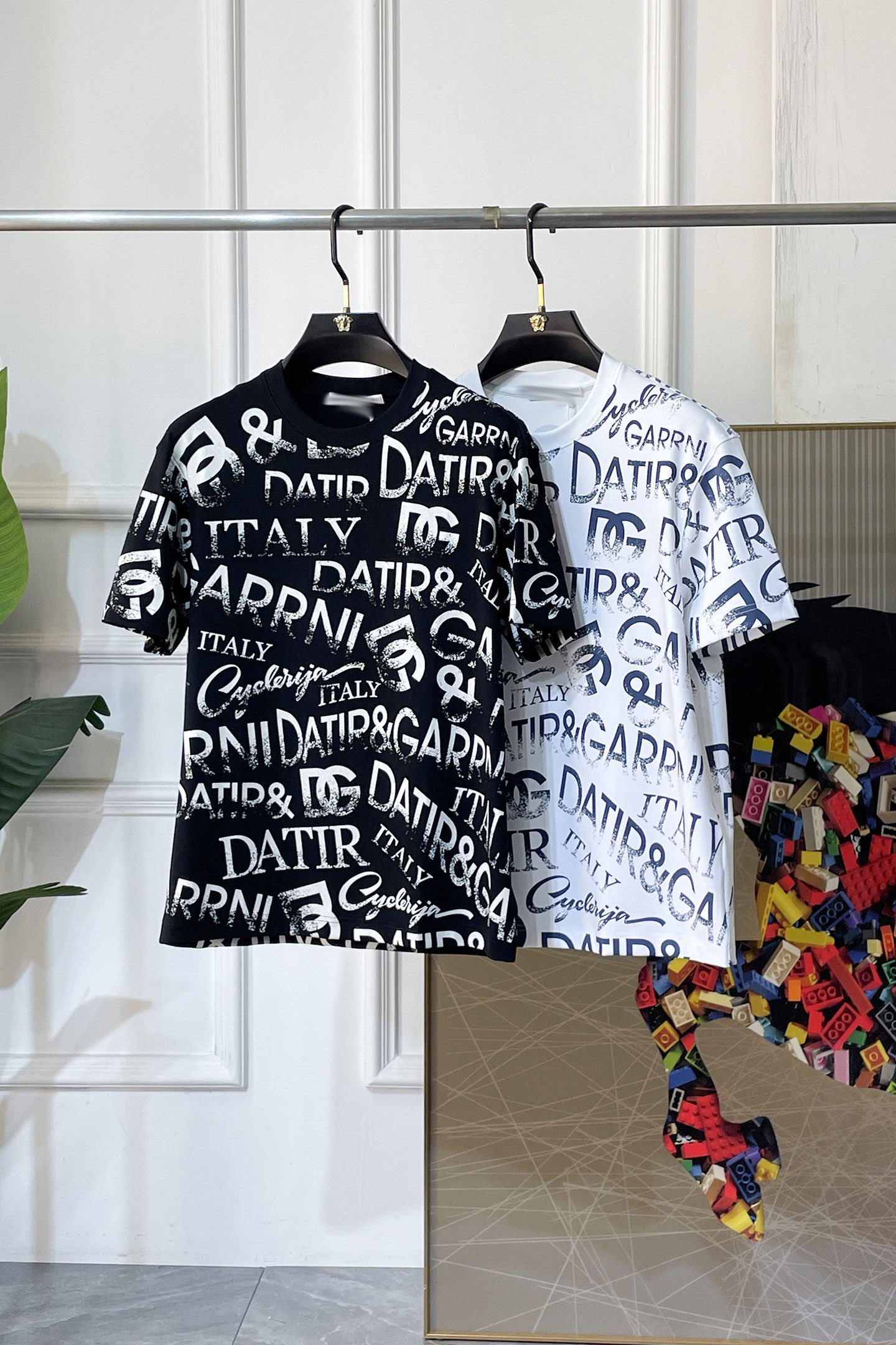 NO:760742,DG - 2026 Year of the Horse spring and summer new men's wide-edition short-sleeved T-shirt, urban casual style, a highly designed item, top-grade foreign merchants provide customized cotton fabrics, extremely comfortable and breathable, positive skin-friendly, subverting the comfort experience brought by traditional fabrics, exquisite craftsmanship and accessories. The brand LOGO pattern on the chest is made with unique craftsmanship, with strong style. Original tailoring, meticulous detail processing better highlights its quality. Loose size M-3XL  Can wear up to 200 pounds!  ,,T-shirt,tees,t-shirt,19860909DG - 2026马年春夏新款男士阔版短袖T恤,都市休闲风格,极具设计感的一款单品,顶级外商客供定制棉面料,上手极微舒适透气,亲肤性积极,颠覆传统面料所带来的舒适体验,工艺辅料考究.胸前品牌LOGO图案以独特工艺制作而成,风格性极强.原版剪裁,一丝不苟细节处理更佳彰显其品质.宽松尺码M-3XL 最大可穿200斤！,,T-shirt,tees，t-shirt,,Men's clothing