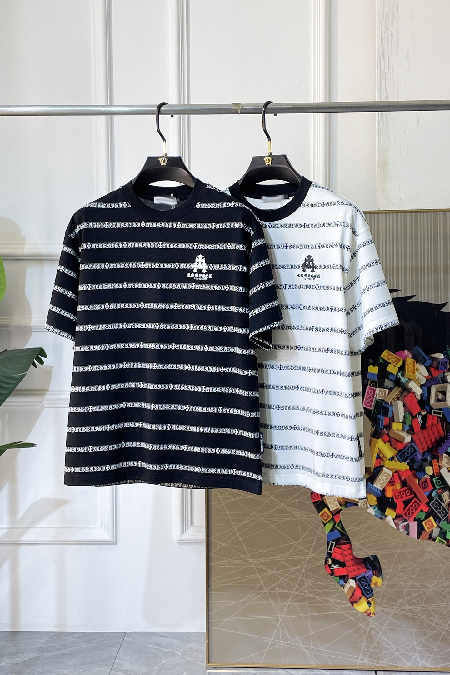 NO:760745,Croxin - 2026 Year of the Horse spring and summer new men's wide-edition short-sleeved T-shirt, urban casual style, a highly designed item, top-grade foreign merchants provide customized cotton fabrics, extremely comfortable and breathable, positive skin-friendly, subverting the comfort experience brought by traditional fabrics, exquisite craftsmanship and accessories. The brand LOGO pattern on the chest is made with unique craftsmanship, with strong style. Original tailoring, meticulous detail processing better highlights its quality. Loose size M-3XL  Can wear up to 220 pounds!  ,,chrome hearts,T-shirt,tees,t-shirt,19860909克罗芯- 2026马年春夏新款男士阔版短袖T恤,都市休闲风格,极具设计感的一款单品,顶级外商客供定制棉面料,上手极微舒适透气,亲肤性积极,颠覆传统面料所带来的舒适体验,工艺辅料考究.胸前品牌LOGO图案以独特工艺制作而成,风格性极强.原版剪裁,一丝不苟细节处理更佳彰显其品质.宽松尺码M-3XL 最大可穿220斤！,,chrome hearts,T-shirt,tees，t-shirt,,Men's clothing