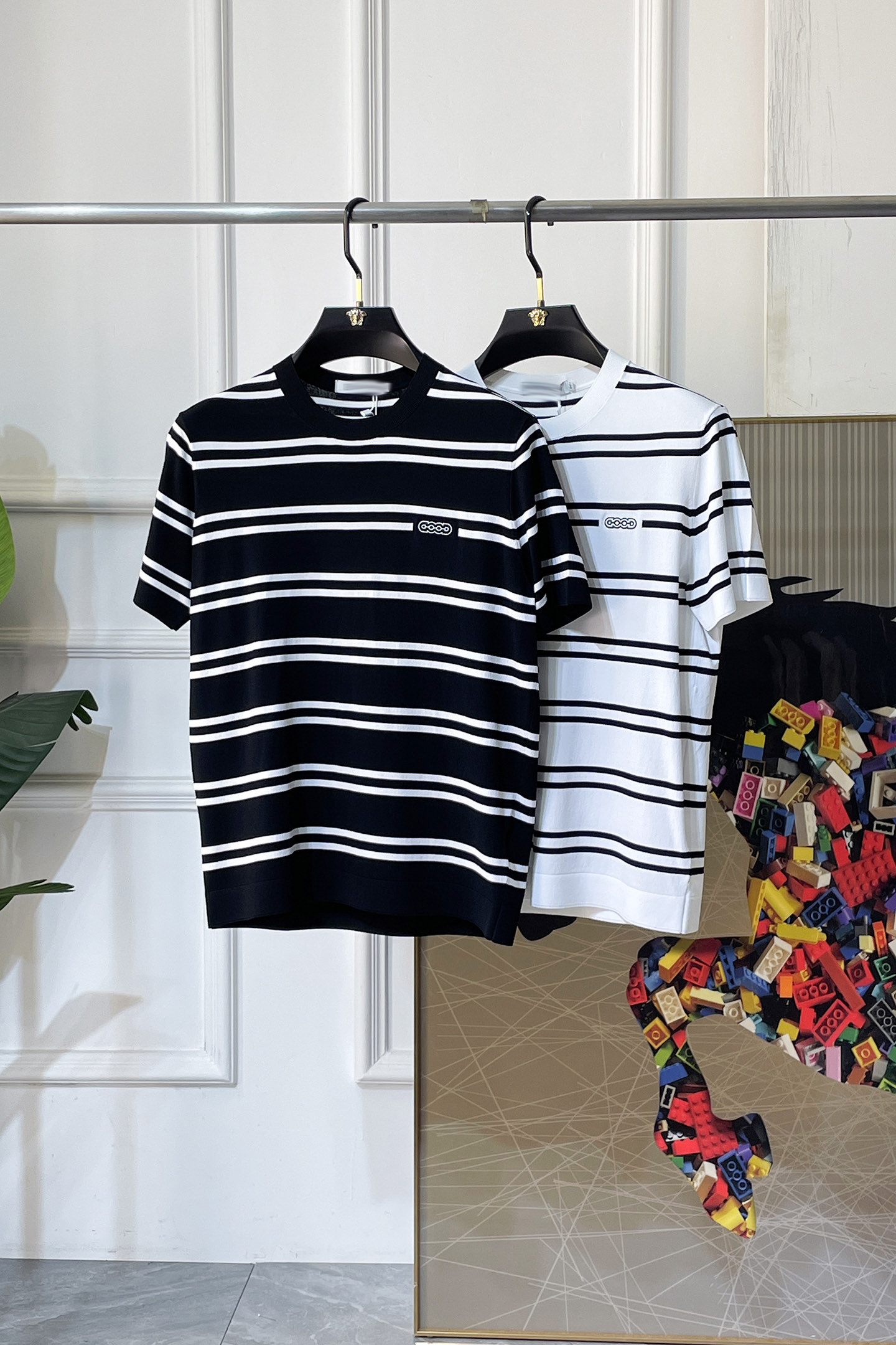 NO:760699,Gucci - 2026ss Year of the Horse Spring and Summer's latest hot-selling high-quality knitted short-sleeved T-shirt, customized imported soft Yilite fabric, embellished with fashionable big-name element logos, breathable fabric, delicate and soft texture, cool and smooth against the body. Moisture-wicking, simple and generous yet fashionable, three-dimensional tailoring, super stylish upper body!  A must-have for fashionistas, sizes M-3XL, can be worn up to 190 pounds!  ,,T-shirt,tees,t-shirt,19860909古奇 - 2026ss马年春夏最新大爆款精品针织短袖T恤,定制进口轻柔伊力特面料,时尚大牌元素logo点缀,会呼吸的面料,质感细腻柔软,贴身冰爽顺滑.吸湿排汗,简约大方又不失时尚,版型立体裁剪,上身超有型！时尚潮人必备款 尺码M-3XL 最大可穿可穿190斤！,,T-shirt,tees，t-shirt,,Men's clothing