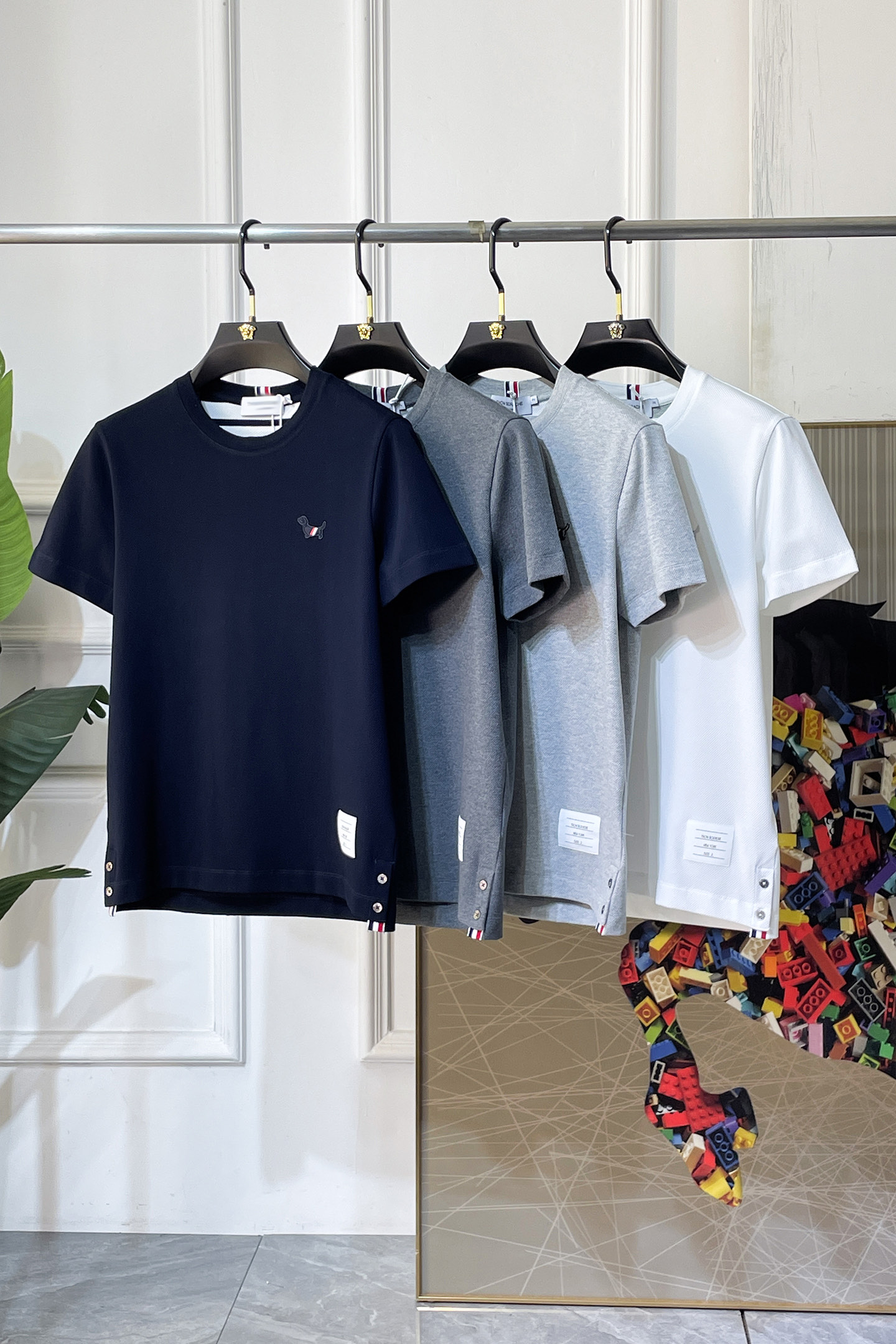 NO:760669,TB - 2026ss Spring and Summer high-quality short-sleeved T-shirt for the Year of the Horse, synchronized with the official website, high-end quality, customized top-grade mercerized pique cotton fabric, 1:1 production by top manufacturers, fashionable brand heavy craftsmanship logo design, soft and delicate feel, skin-friendly and comfortable to wear, versatile and casual, the upper body is very good, handsome, a must-have for trendy men, size M-3XL, can wear up to 200 pounds!  ,,T-shirt,tees,t-shirt,19860909TB - 2026ss马年贺岁款春夏精品短袖T恤 官网同步 高端品质 定制顶级丝光珠地棉面料,顶级大厂1:1制作,时尚大牌重工艺logo设计,手感柔软细腻 穿着亲肤舒适 百搭休闲 上身非常赞 帅气 潮男必备品 尺码M-3XL 最大可穿200斤！,,T-shirt,tees，t-shirt,,Men's clothing