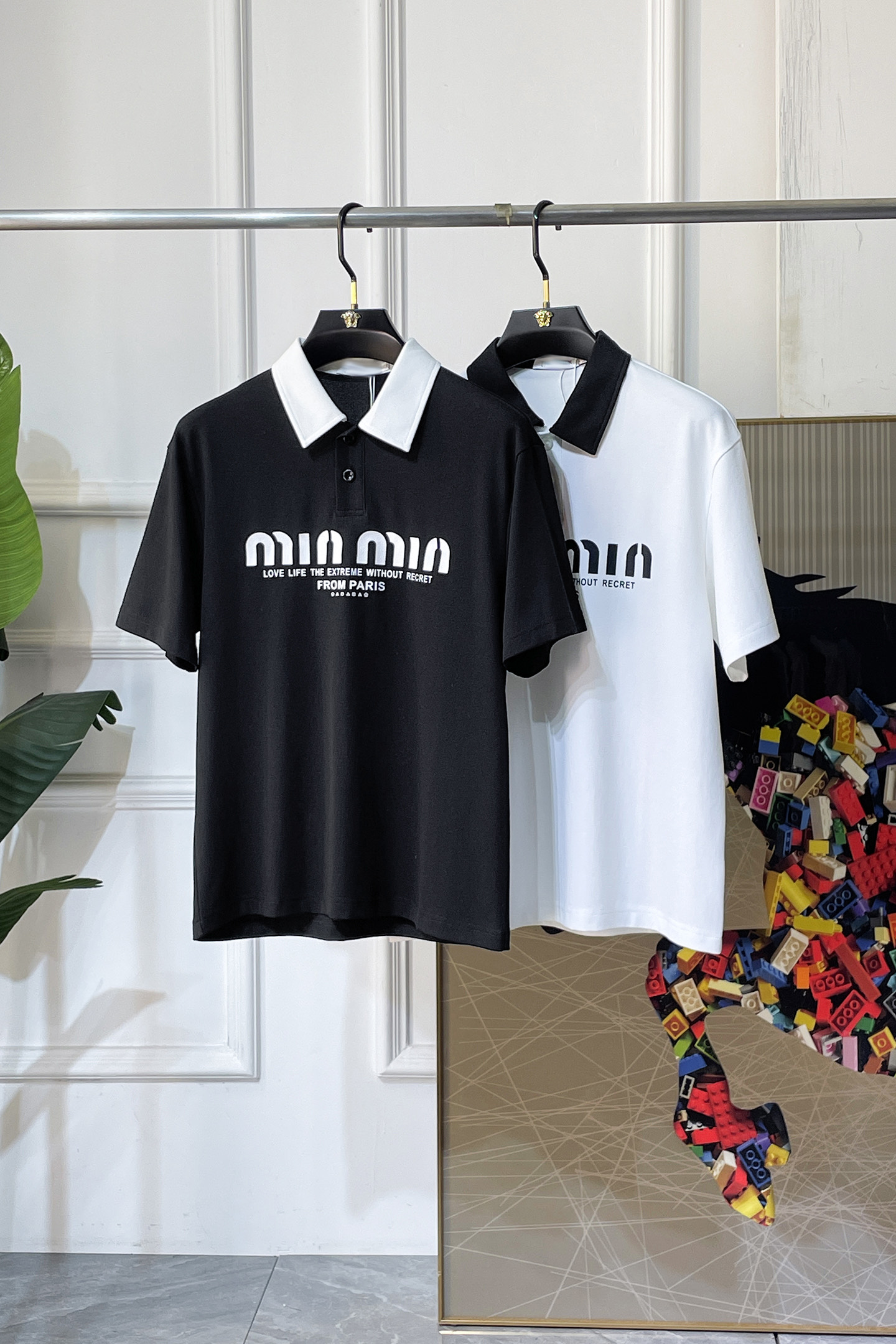 NO:760705,Miu Miu - 2026ss New Year of the Horse spring and summer new polo collar short-sleeved series. Selected high-quality double mercerized pique cotton fabrics, fashionable big-name element logo design, awesome upper body shape, fine, comfortable and breathable fabrics, super good-looking and a must-have for fashionable men with any combination!  Sizes M-3XL can fit up to 200 pounds!  ,,T-shirt,19860909谬谬 - 2026ss马年春夏新款polo领短袖系列.精选优质双丝光珠地棉面料,时尚大牌元素logo设计,上身版型超赞,面料细腻舒适透气,随意搭配都超级好看时尚型男必备款哦！尺码M-3XL 最大可穿200斤！,,T-shirt,,Men's clothing