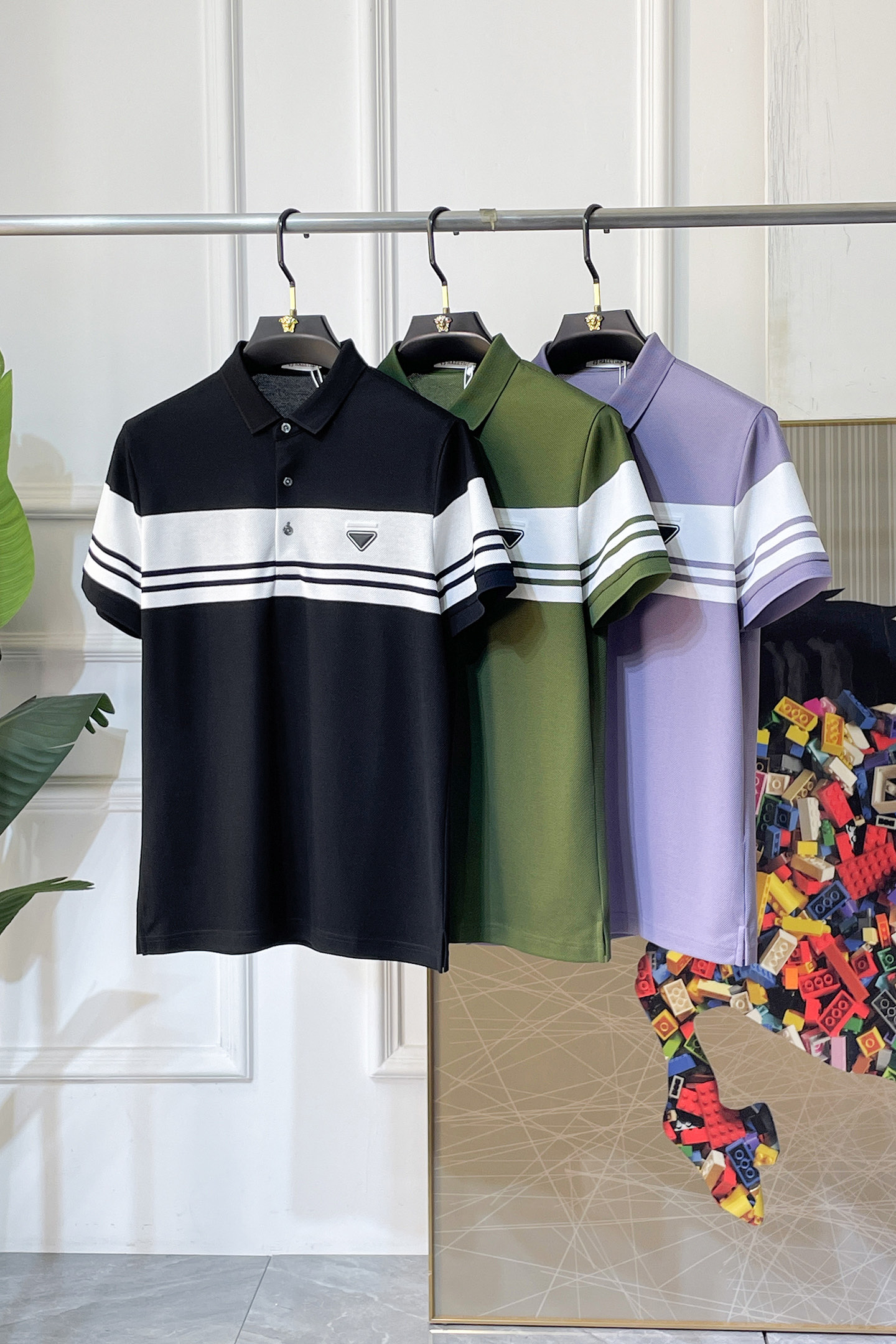 NO:760716,Prada - 2026ss New Year of the Horse spring and summer new polo collar short-sleeved series. Selected high-quality double mercerized pique cotton fabric, fashionable big-name element logo design, awesome upper body shape, fine, comfortable and breathable fabric, super good-looking with any combination, a must-have for fashionable men!  Sizes M-3XL can fit up to 200 pounds!  ,,prada,T-shirt,19860909普拉达 - 2026ss马年春夏新款polo领短袖系列.精选优质双丝光珠地棉面料,时尚大牌元素logo设计,上身版型超赞,面料细腻舒适透气,随意搭配都超级好看时尚型男必备款哦！尺码M-3XL 最大可穿200斤！,,prada,T-shirt,,Men's clothing