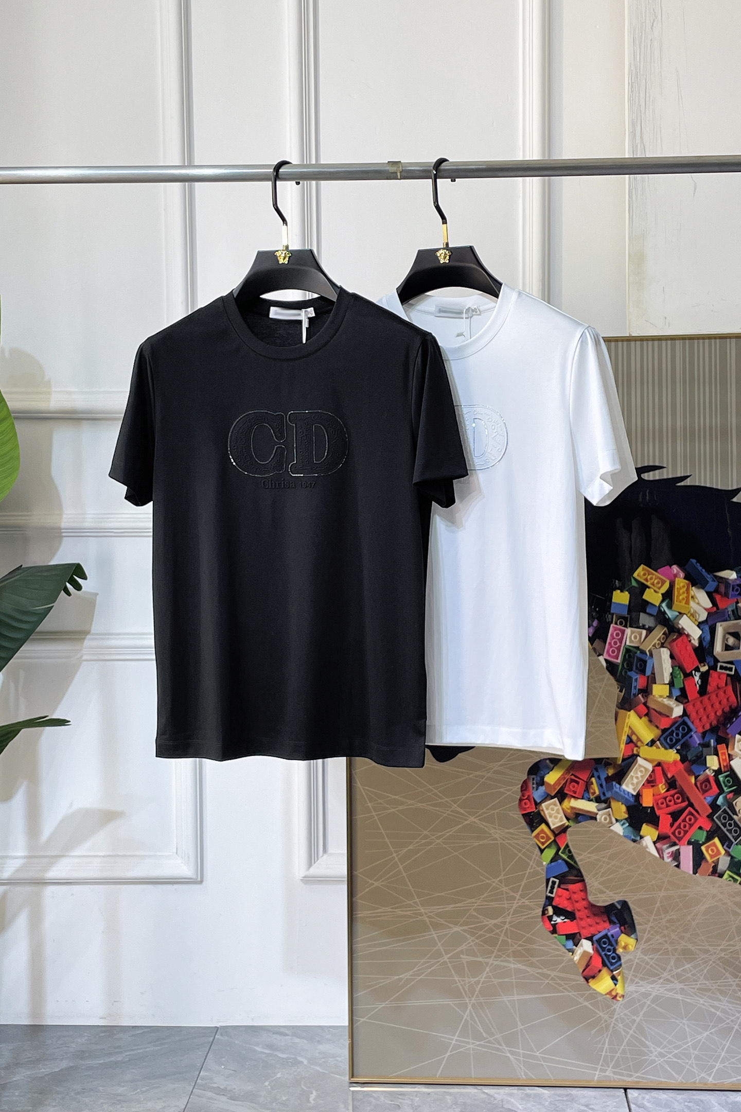 NO:774136,Dior - 2026ss Year of the Horse spring and summer high-quality short-sleeved T-shirt. Official website synchronization. High-end quality. Customized top-grade mercerized cotton fabric, 1:1 production by top manufacturers, fashionable brand heavy craftsmanship logo design, soft and delicate feel. Skin-friendly and comfortable to wear. Versatile and casual. The upper body is very good. Handsome. A must-have for trendy men. Sizes M-3XL. Can wear up to 200 pounds!  ,,dior,T-shirt,tees,t-shirt,19860909迪奥 - 2026ss马年贺岁款春夏精品短袖T恤 官网同步 高端品质 定制顶级丝光棉面料,顶级大厂1:1制作,时尚大牌重工艺logo设计,手感柔软细腻 穿着亲肤舒适 百搭休闲 上身非常赞 帅气 潮男必备品 尺码M-3XL 最大可穿200斤！,,dior,T-shirt,tees，t-shirt,,Men's clothing