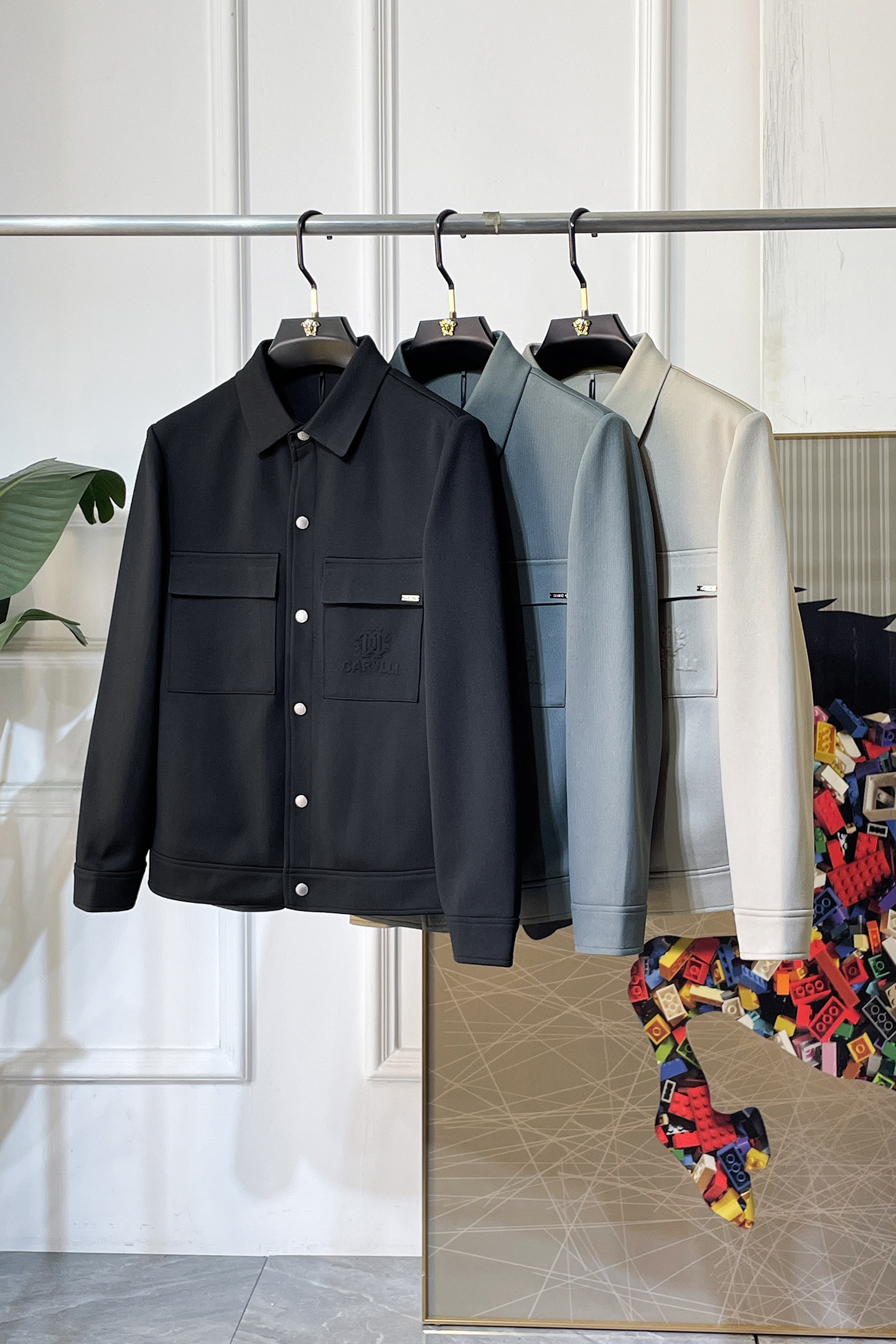 NO:760690,Cavalli - 2026ss Year of the Horse Spring Jacket, customized with high-quality polyester fiber fabric!  Logo design with top fashion big-name elements, complete with three standards!  Original hardware accessories, smooth lines, exquisite craftsmanship, awesome upper body shape, comfortable fabrics, windproof and warm, it is very fashionable, handsome and a must-have for casual and fashionable men with any combination!  Sizes M-3XL can fit up to 190 pounds!  ,,jackets & coats,jackets & coats,19860909卡瓦利 - 2026ss马年贺岁款春装夹克外套,定制高品质聚酯纤维面料！顶级时尚大牌元素logo设计,三标齐全！原版五金辅料,线条流畅,工艺精致,上身版型超赞,面料舒适,挡风保暖,随意搭配都非常时尚帅气休闲时尚男仕必备款哦！尺码M-3XL 最大穿190斤！,,jackets & coats,jackets & coats,,Men's clothing