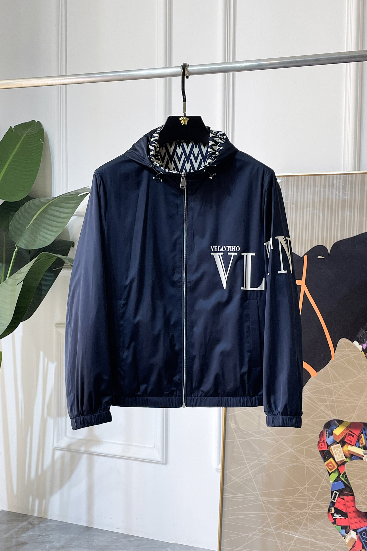 NO:760729,Valentino - 2026ss Year of the Horse Spring Reversible Jacket, customized high-quality polyester fabric!  Logo design with top fashion big-name elements, complete with three standards!  Original hardware accessories, smooth lines, exquisite craftsmanship, awesome upper body shape, comfortable fabrics, windproof and warm, it is very fashionable, handsome and a must-have for casual and fashionable men with any combination!  Sizes M-3XL can fit up to 190 pounds!  ,,valentino,jackets & coats,jackets & coats,19860909华伦天奴 - 2026ss马年贺岁款春装双面穿夹克外套,定制高品质聚酯纤维面料！顶级时尚大牌元素logo设计,三标齐全！原版五金辅料,线条流畅,工艺精致,上身版型超赞,面料舒适,挡风保暖,随意搭配都非常时尚帅气休闲时尚男仕必备款哦！尺码M-3XL 最大穿190斤！,,valentino,jackets & coats,jackets & coats,,Men's clothing