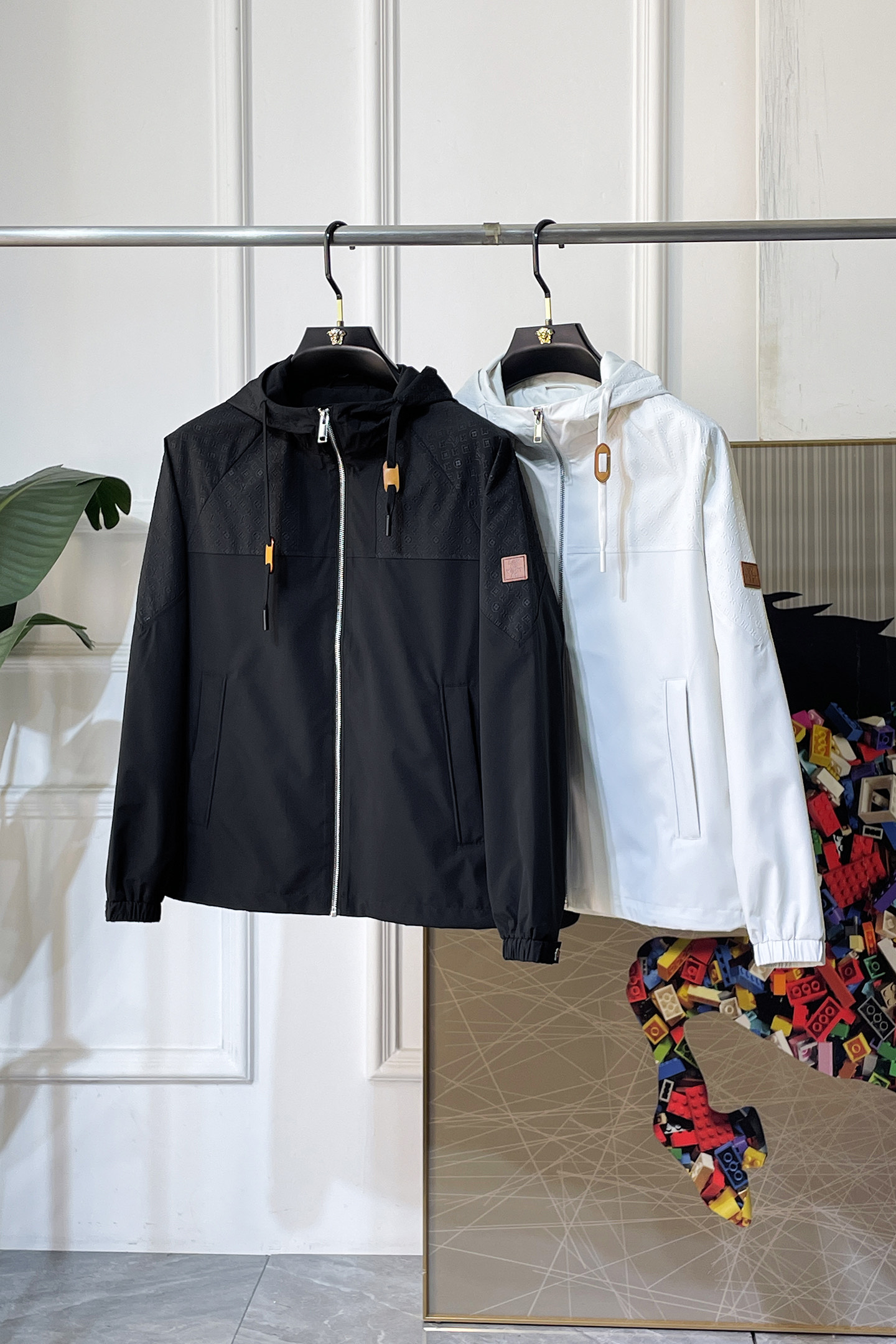 NO:760684,LV - 2026ss Year of the Horse Spring Jacket, customized with high-quality polyester fiber fabric!  Logo design with top fashion big-name elements, complete with three standards!  Original hardware accessories, smooth lines, exquisite craftsmanship, awesome upper body shape, comfortable fabrics, windproof and warm, it is very fashionable, handsome and a must-have for casual and fashionable men with any combination!  Sizes M-3XL can fit up to 190 pounds!  ,,louis vuitton,jackets & coats,jackets & coats,19860909LV - 2026ss马年贺岁款春装夹克外套,定制高品质聚酯纤维面料！顶级时尚大牌元素logo设计,三标齐全！原版五金辅料,线条流畅,工艺精致,上身版型超赞,面料舒适,挡风保暖,随意搭配都非常时尚帅气休闲时尚男仕必备款哦！尺码M-3XL 最大穿190斤！,,louis vuitton,jackets & coats,jackets & coats,,Men's clothing