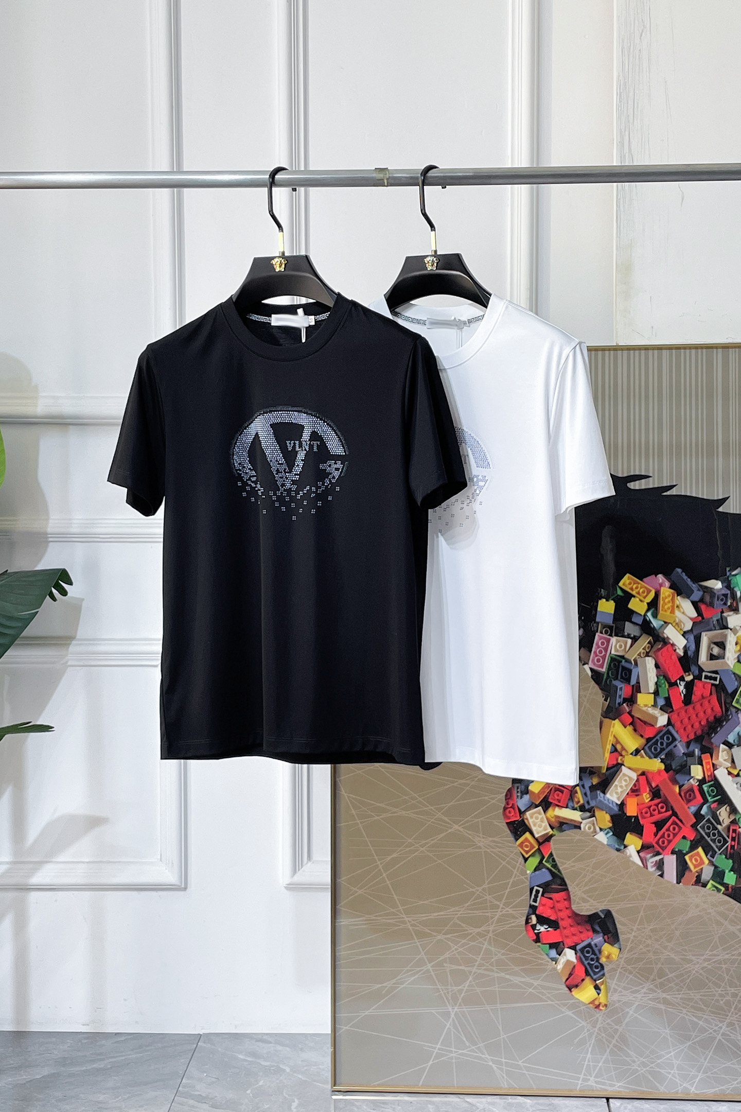 NO:760739,Valentino - 2026ss Spring and Summer high-quality short-sleeved T-shirt for the Year of the Horse, synchronized with the official website, high-end quality, customized top-grade mercerized cotton fabric, 1:1 production by top manufacturers, fashionable brand heavy craftsmanship logo design, soft and delicate feel, skin-friendly and comfortable to wear, versatile and casual, the upper body is very good, handsome, a must-have for trendy men, size M-3XL, can wear up to 200 pounds!  ,,valentino,T-shirt,tees,t-shirt,19860909华伦天奴- 2026ss马年贺岁款春夏精品短袖T恤 官网同步 高端品质 定制顶级丝光棉面料,顶级大厂1:1制作,时尚大牌重工艺logo设计,手感柔软细腻 穿着亲肤舒适 百搭休闲 上身非常赞 帅气 潮男必备品 尺码M-3XL 最大可穿200斤！,,valentino,T-shirt,tees，t-shirt,,Men's clothing