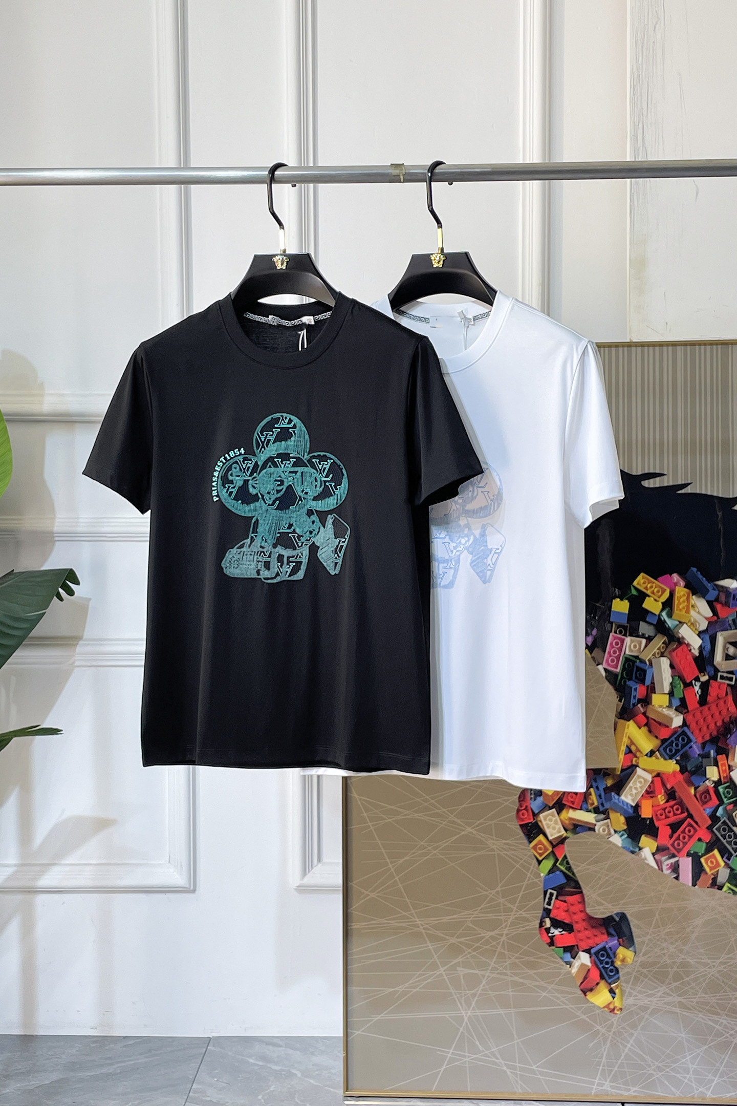 NO:760733,LV - 2026ss Spring and Summer high-quality short-sleeved T-shirt for the Year of the Horse. Official website synchronization. High-end quality. Customized top-grade mercerized cotton fabric, 1:1 production by top manufacturers, fashionable brand heavy craftsmanship logo design, soft and delicate feel. Skin-friendly and comfortable to wear. Versatile and casual. The upper body is very good. Handsome. A must-have for trendy men. Sizes M-3XL. Can wear up to 200 pounds!  ,,louis vuitton,T-shirt,tees,t-shirt,19860909LV - 2026ss马年贺岁款春夏精品短袖T恤 官网同步 高端品质 定制顶级丝光棉面料,顶级大厂1:1制作,时尚大牌重工艺logo设计,手感柔软细腻 穿着亲肤舒适 百搭休闲 上身非常赞 帅气 潮男必备品 尺码M-3XL 最大可穿200斤！,,louis vuitton,T-shirt,tees，t-shirt,,Men's clothing