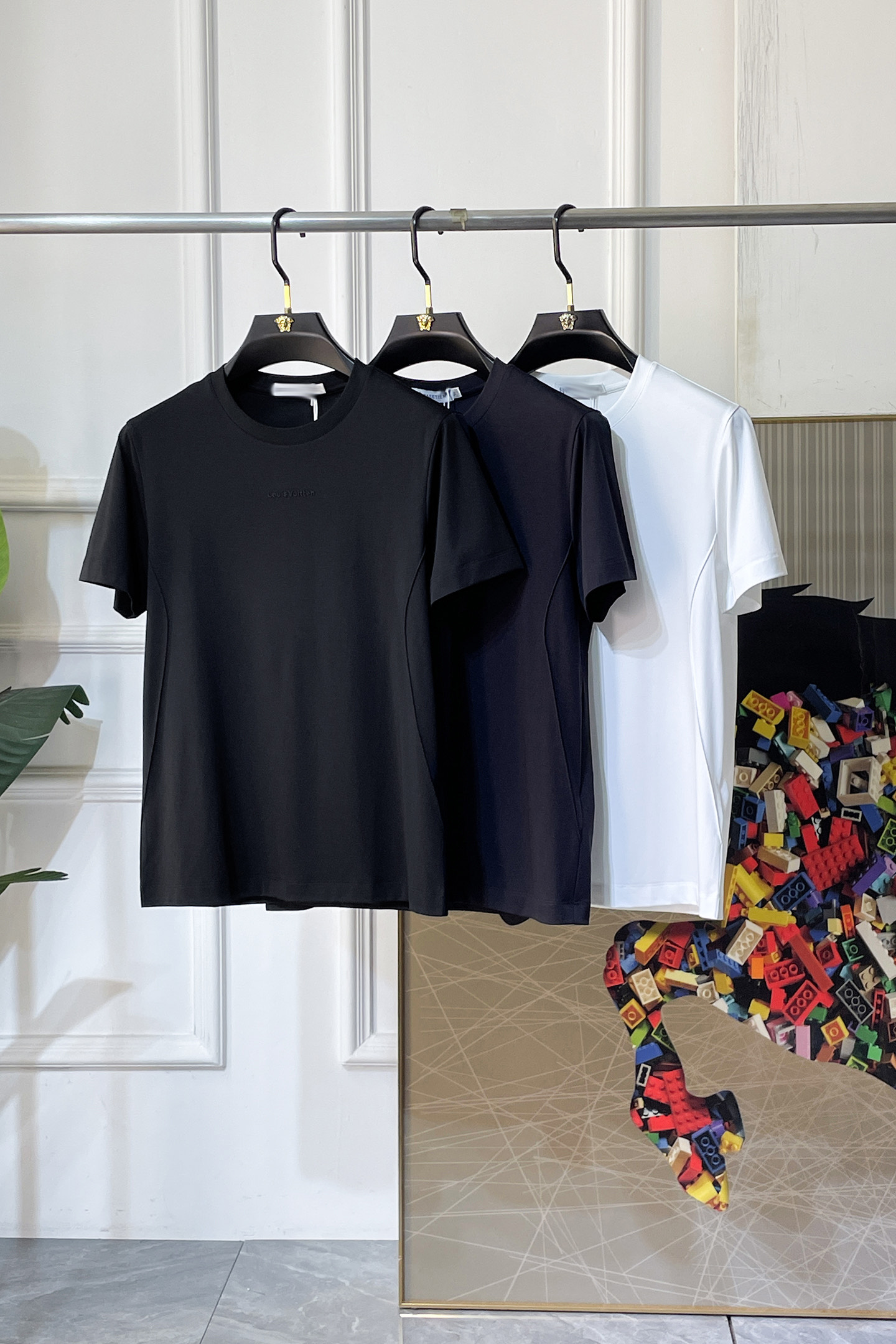 NO:849276,LV - 2026ss Spring and Summer high-quality short-sleeved T-shirt for the Year of the Horse, synchronized with the official website, high-end quality, customized top-grade mercerized cotton fabric, 1:1 production by top manufacturers, fashionable brand heavy craftsmanship logo design, soft and delicate feel, skin-friendly and comfortable to wear, versatile and casual, the upper body is very good, handsome, a must-have for trendy men, sizes M-3XL, can wear up to 200 pounds!  ,,louis vuitton,T-shirt,tees,t-shirt,19860909LV - 2026ss马年贺岁款春夏精品短袖T恤 官网同步 高端品质 定制顶级丝光棉面料,顶级大厂1:1制作,时尚大牌重工艺logo设计,手感柔软细腻 穿着亲肤舒适 百搭休闲 上身非常赞 帅气 潮男必备品 尺码M-3XL 最大可穿200斤！,,louis vuitton,T-shirt,tees，t-shirt,,Men's clothing